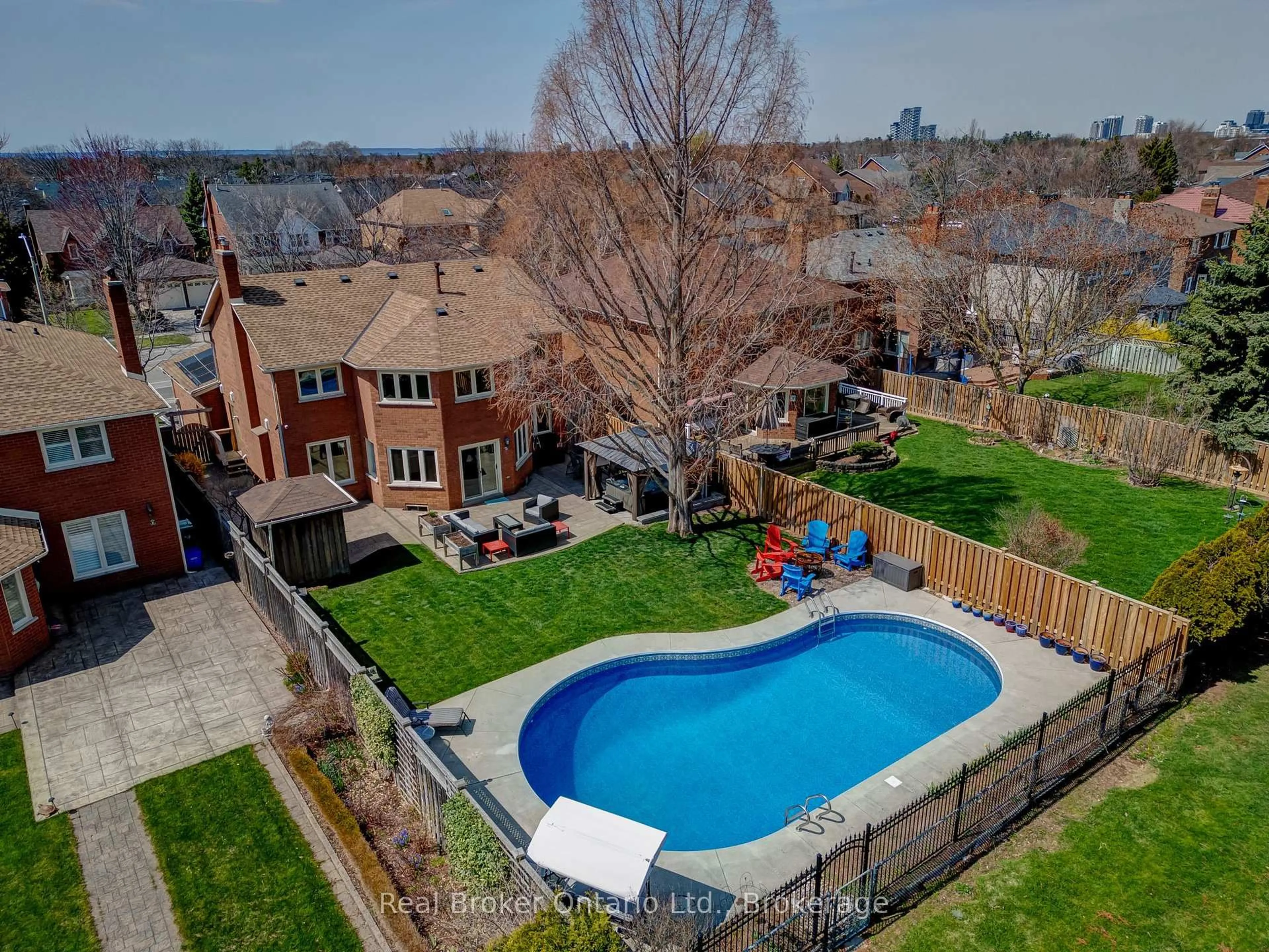 A pic from outside/outdoor area/front of a property/back of a property/a pic from drone, water/lake/river/ocean view for 2015 Grosvenor St, Oakville Ontario L6H 5A2