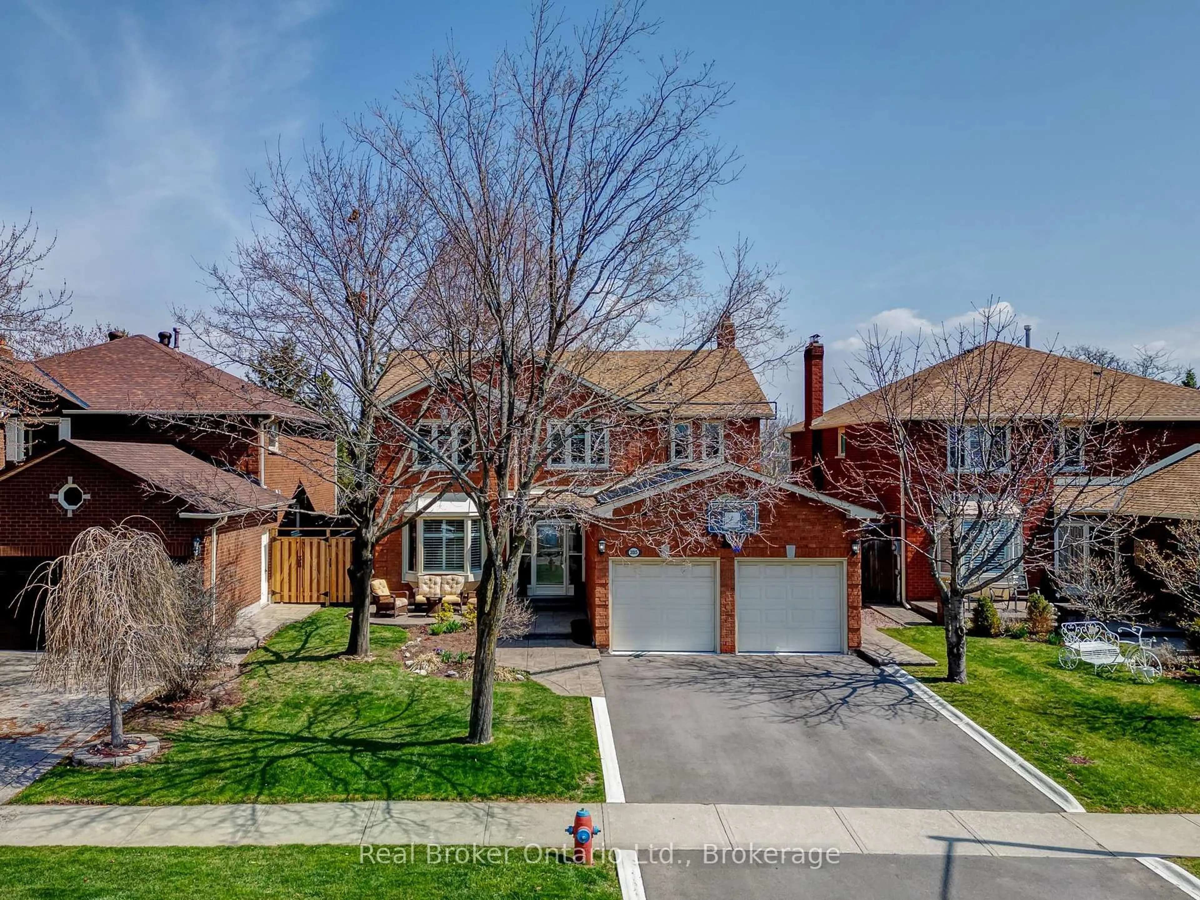 A pic from outside/outdoor area/front of a property/back of a property/a pic from drone, street for 2015 Grosvenor St, Oakville Ontario L6H 5A2