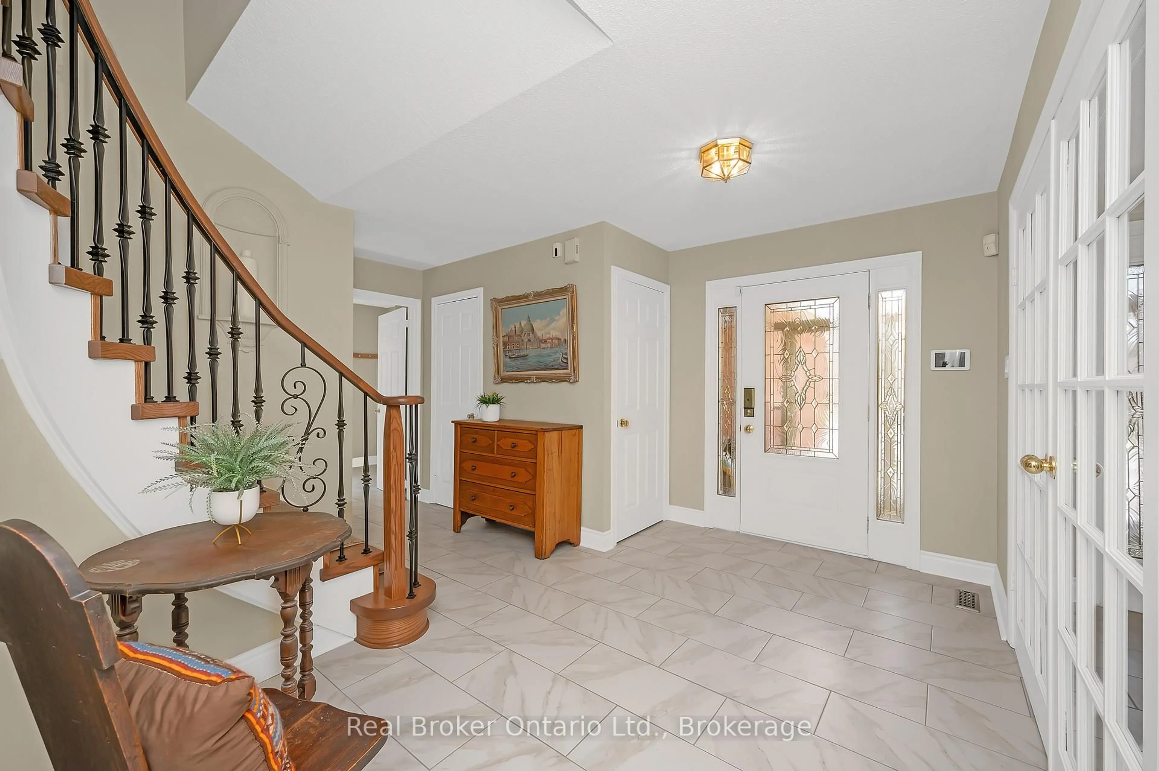 Indoor entryway for 2015 Grosvenor St, Oakville Ontario L6H 5A2