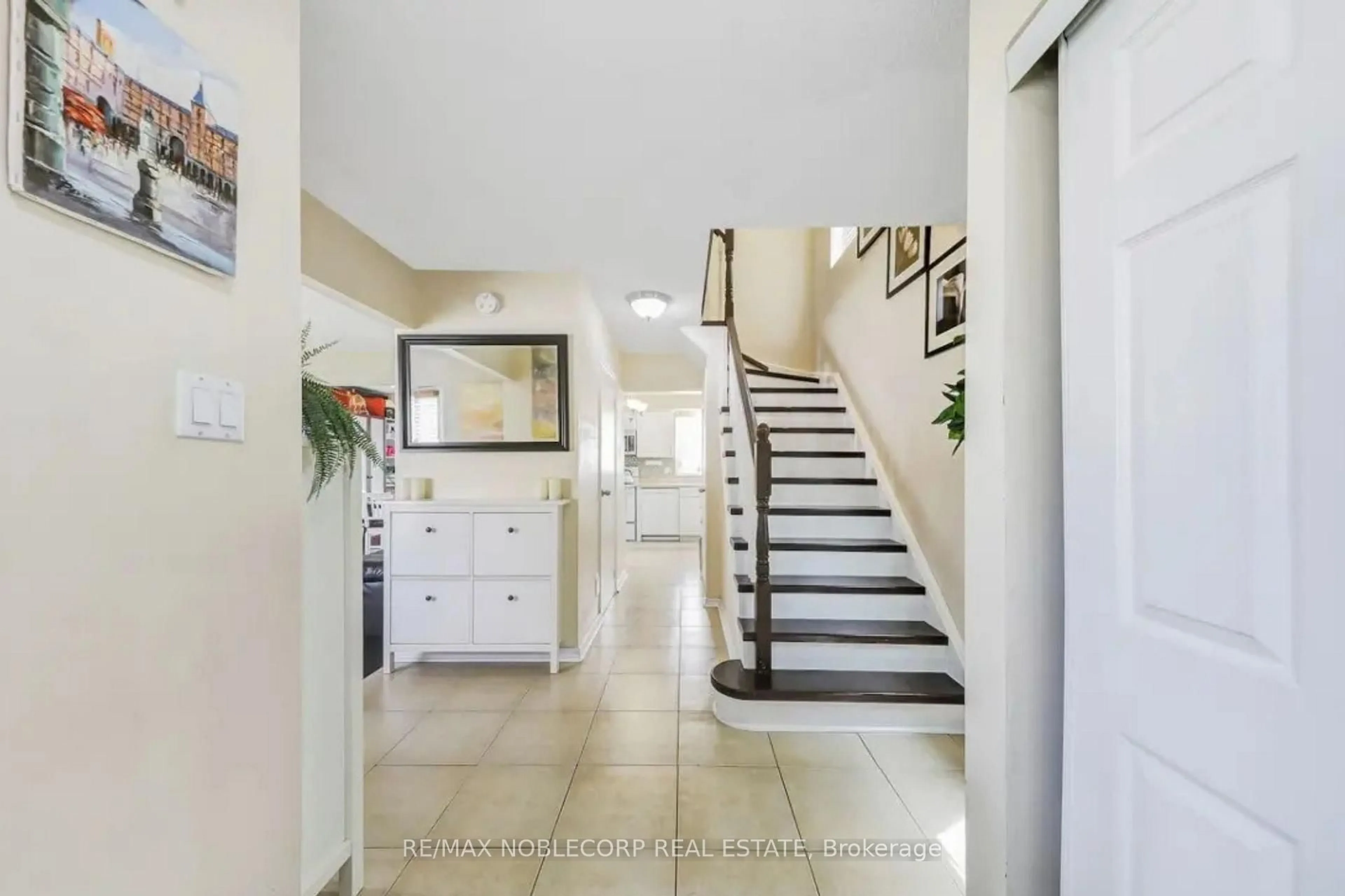 Indoor entryway for 30 Mayberry Crt, Brampton Ontario L6S 5B2