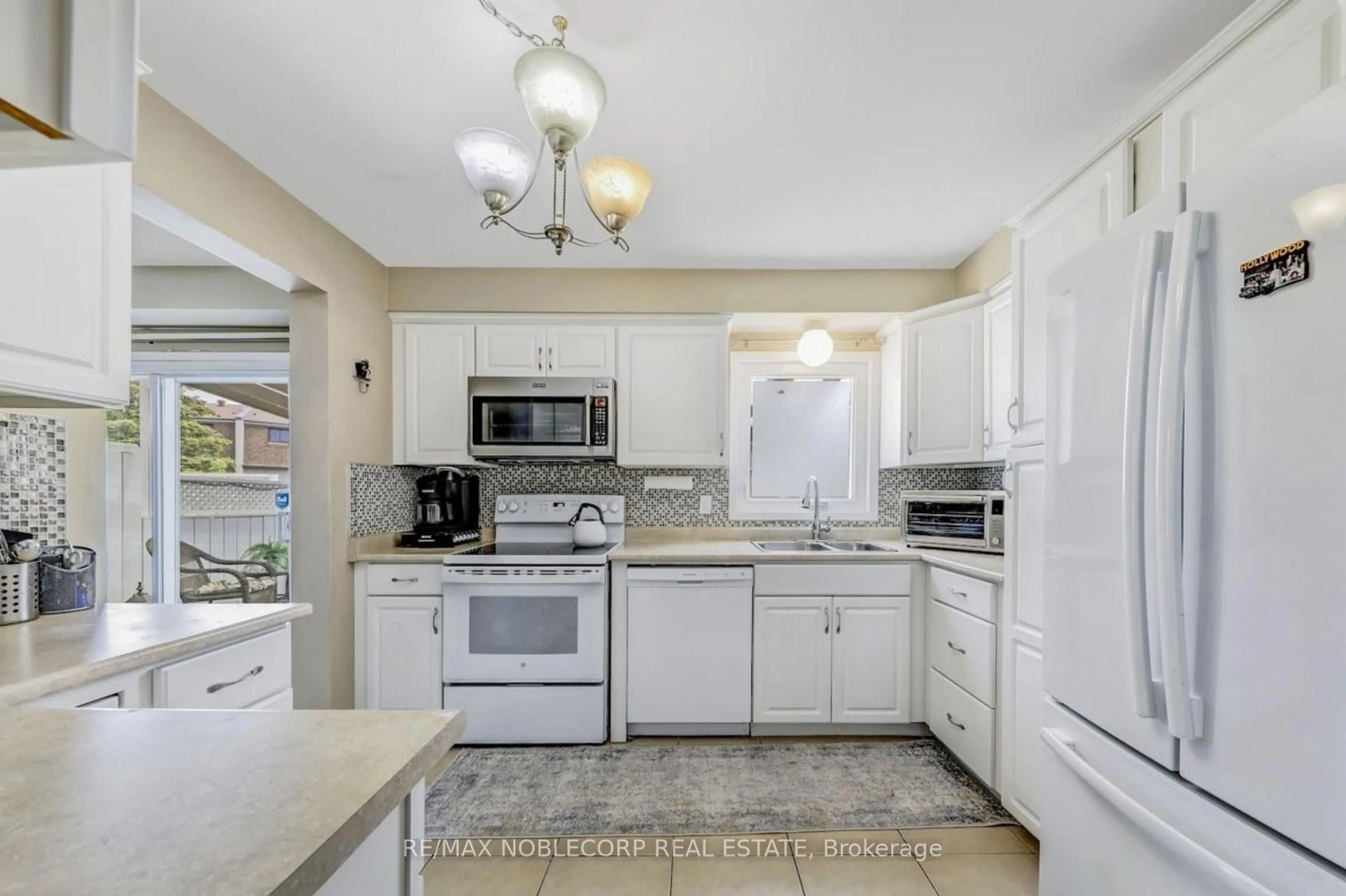 Open concept kitchen, ceramic/tile floor for 30 Mayberry Crt, Brampton Ontario L6S 5B2