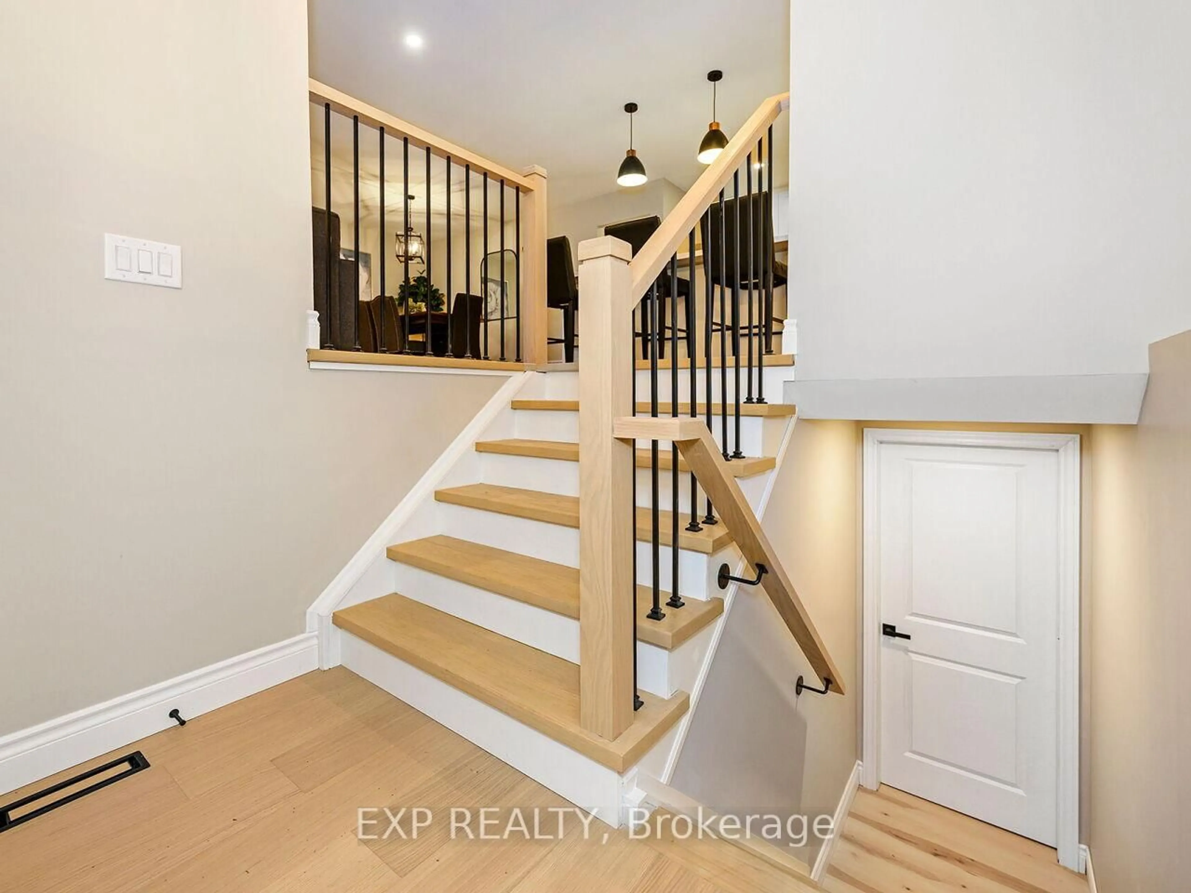 Indoor entryway for 6921 Avila Rd, Mississauga Ontario L5N 1R9