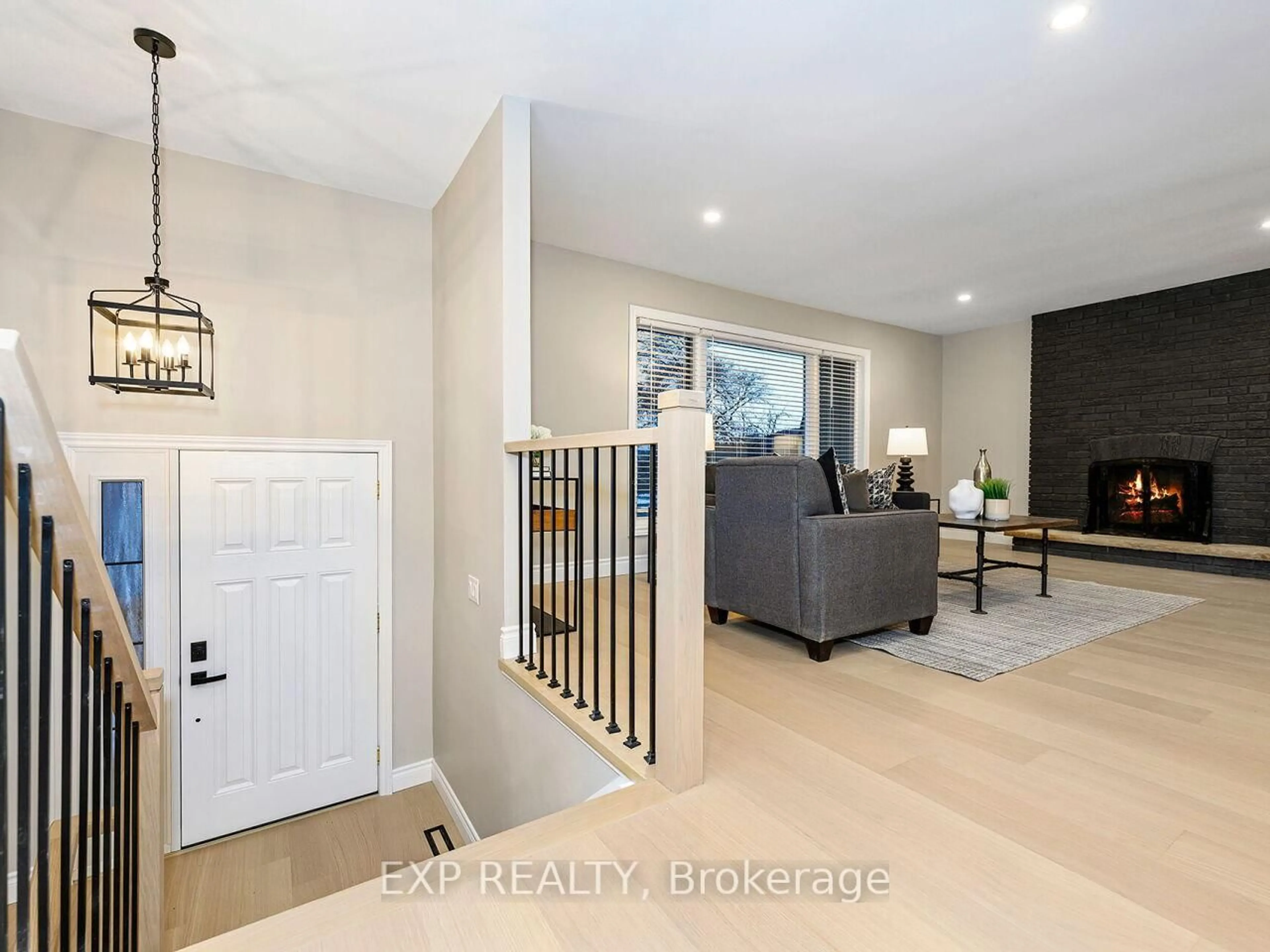 Indoor entryway for 6921 Avila Rd, Mississauga Ontario L5N 1R9