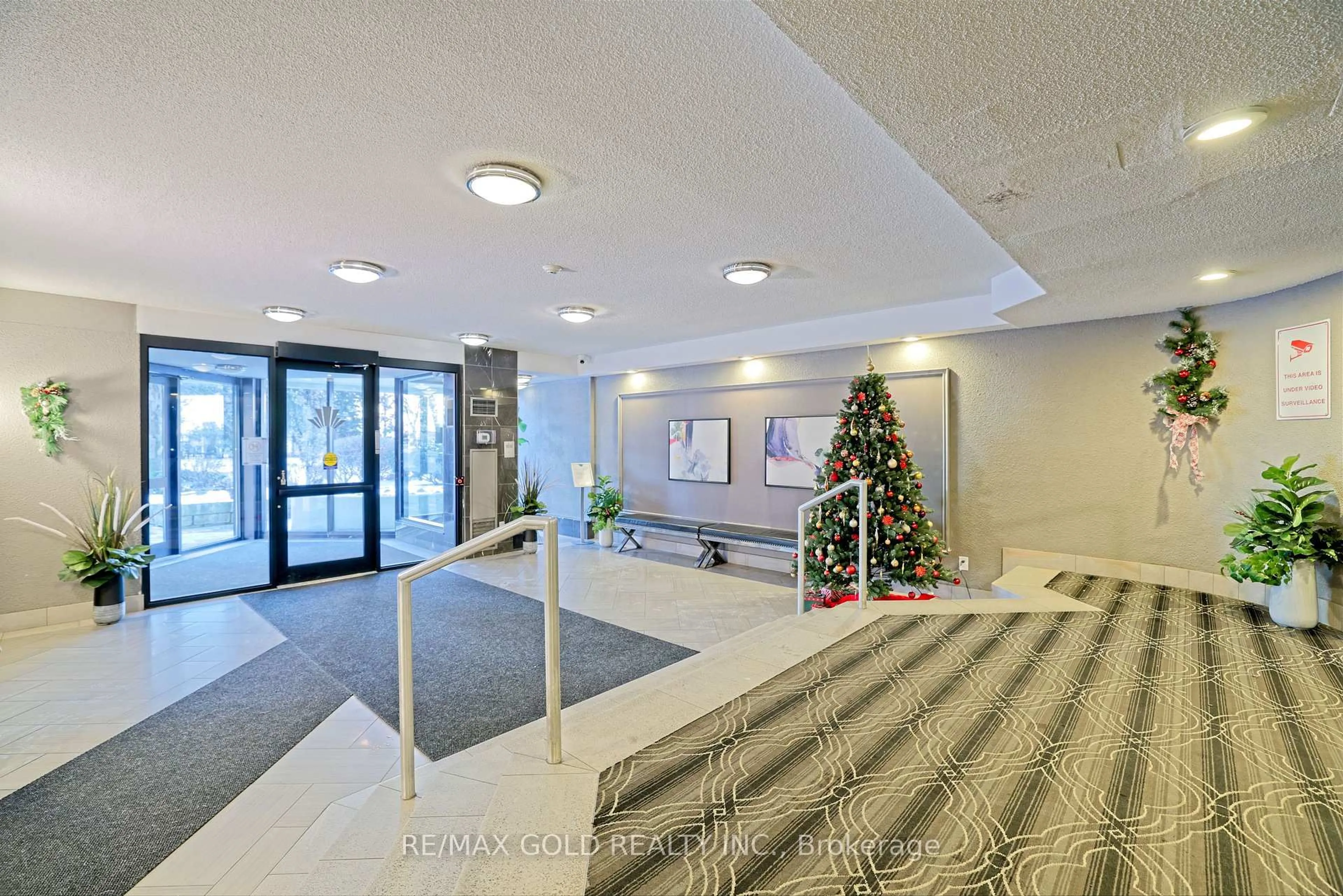 Indoor foyer for 8 Lisa St #1602, Brampton Ontario L6T 4S6