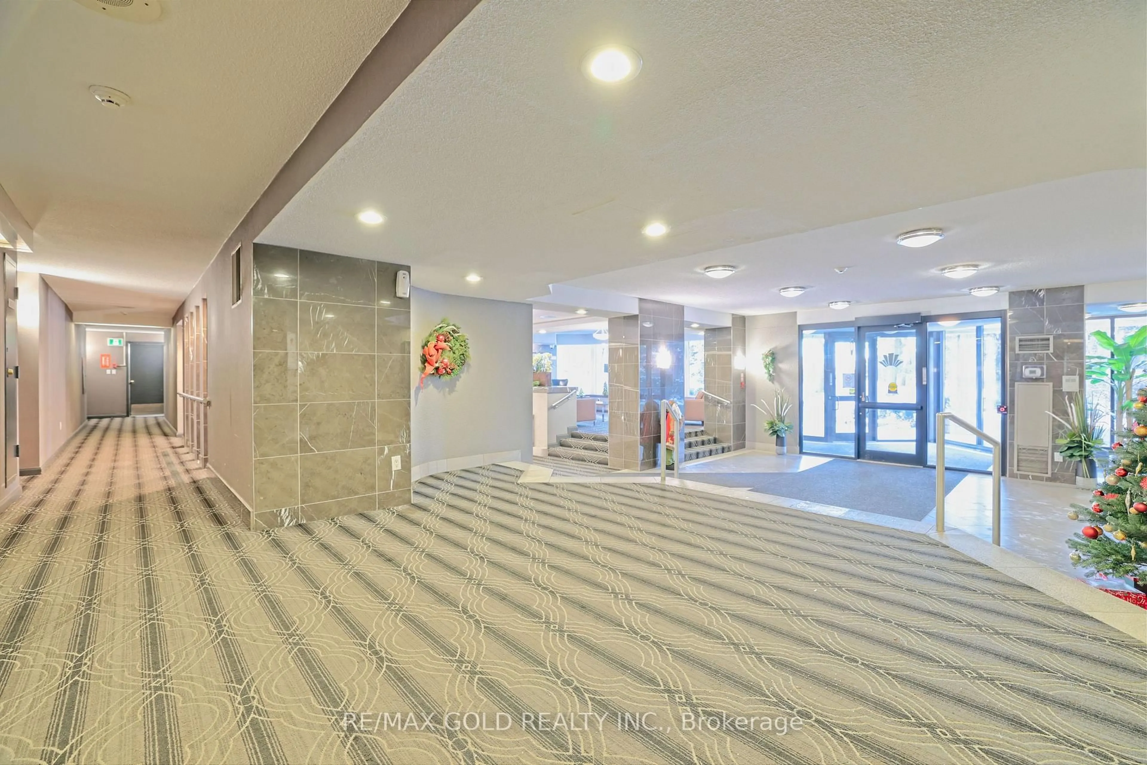 Indoor foyer for 8 Lisa St #1602, Brampton Ontario L6T 4S6