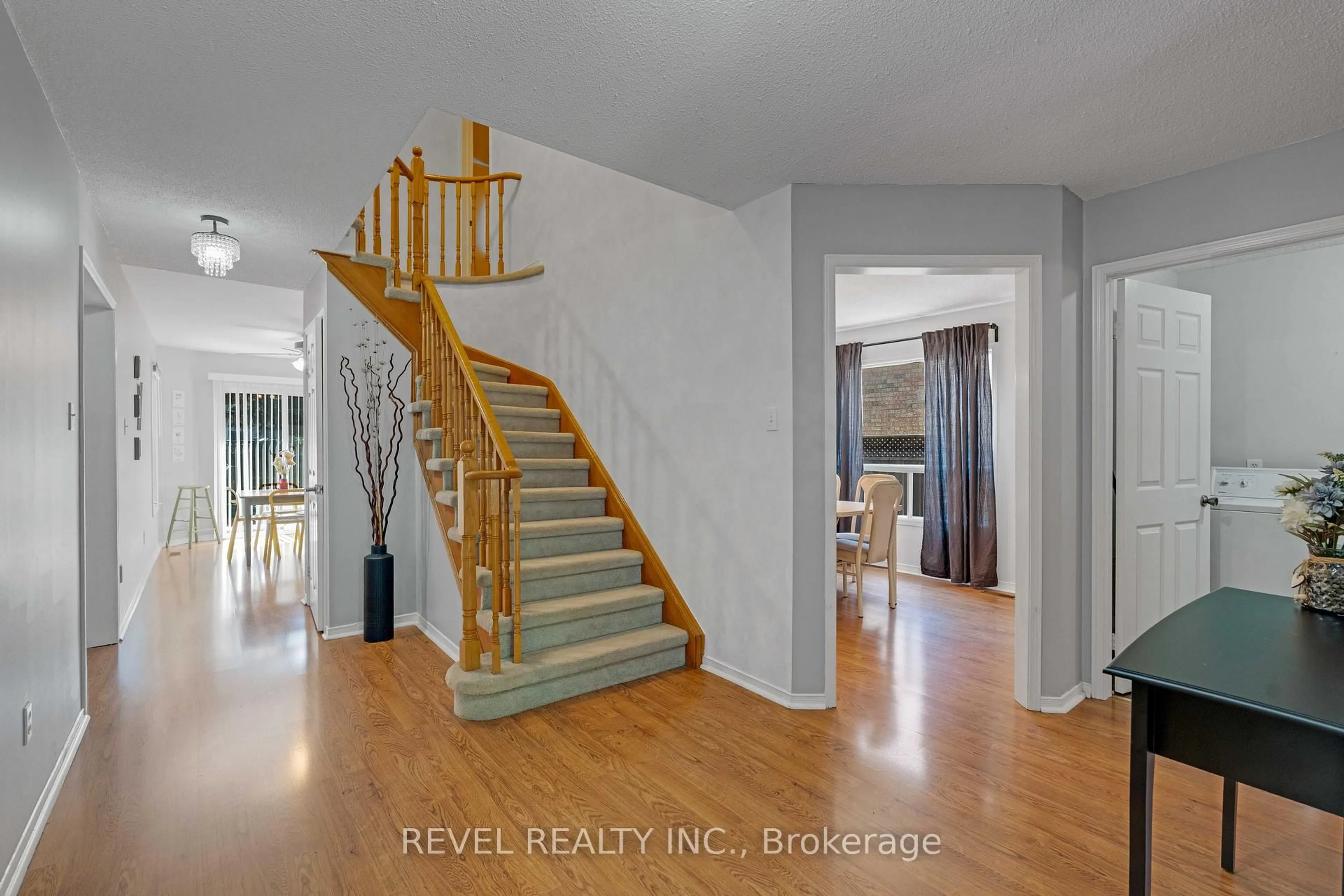 Indoor entryway for 42 Deer Valley Dr, Caledon Ontario L7E 2E5