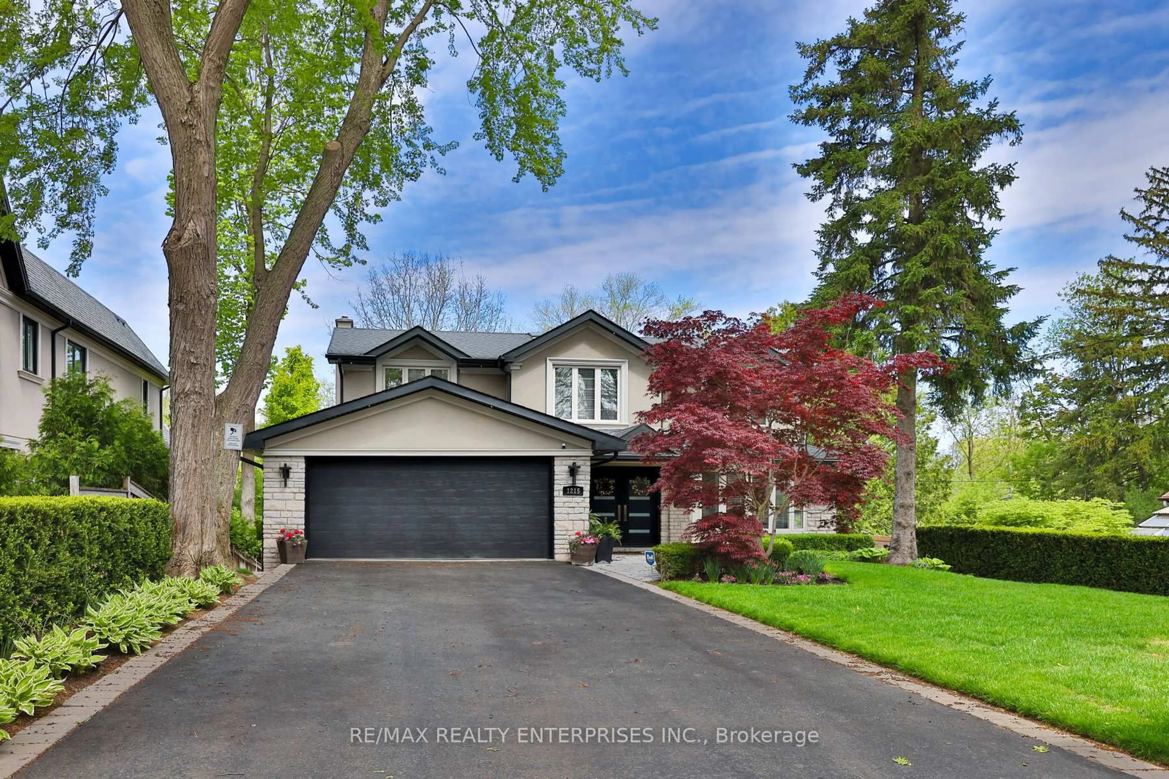 Home with vinyl exterior material, street for 1215 Indian Rd, Mississauga Ontario L5H 1R8