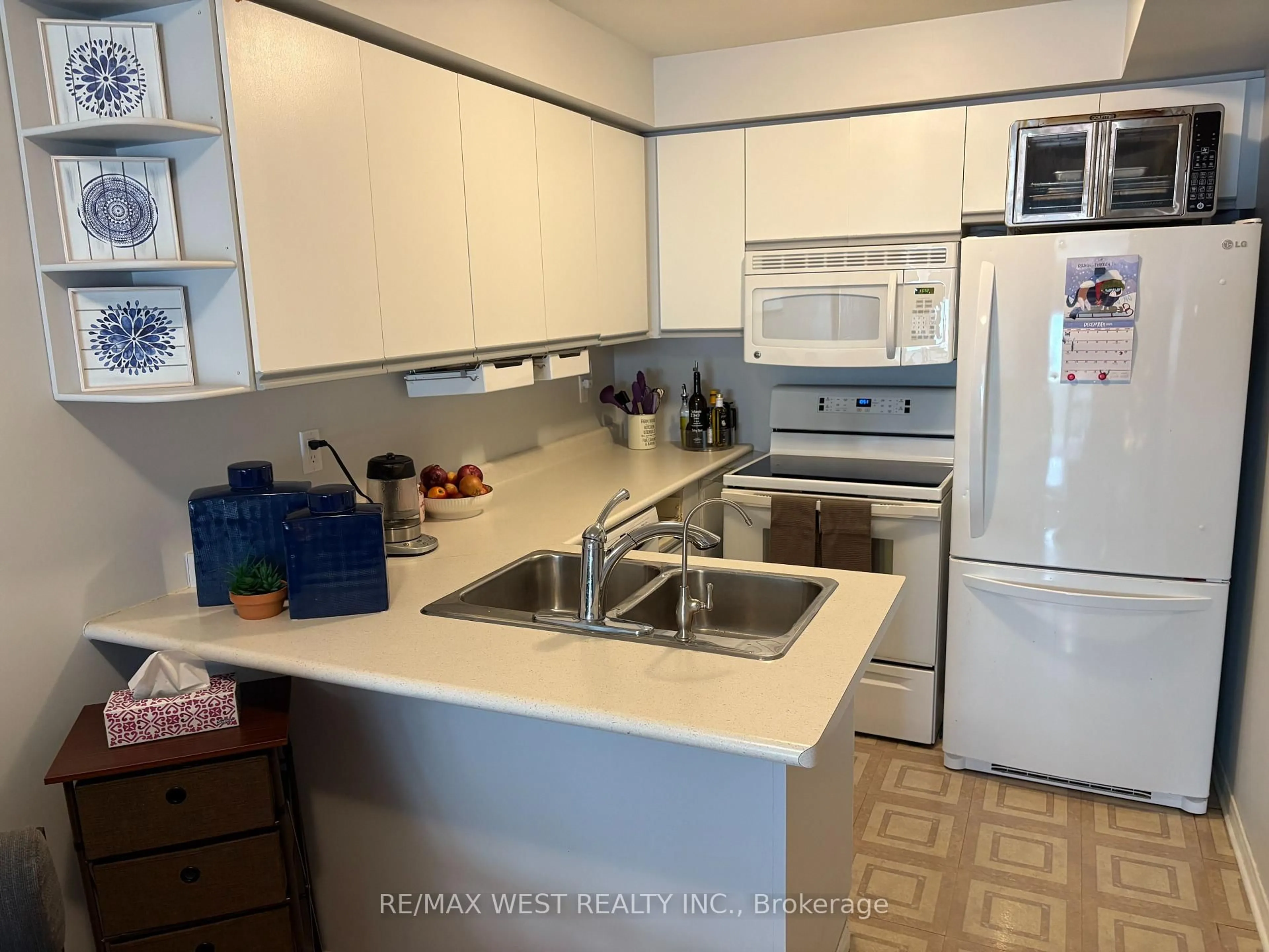 Standard kitchen, unknown for 8A Wylie Circ, Halton Hills Ontario L7G 5M1