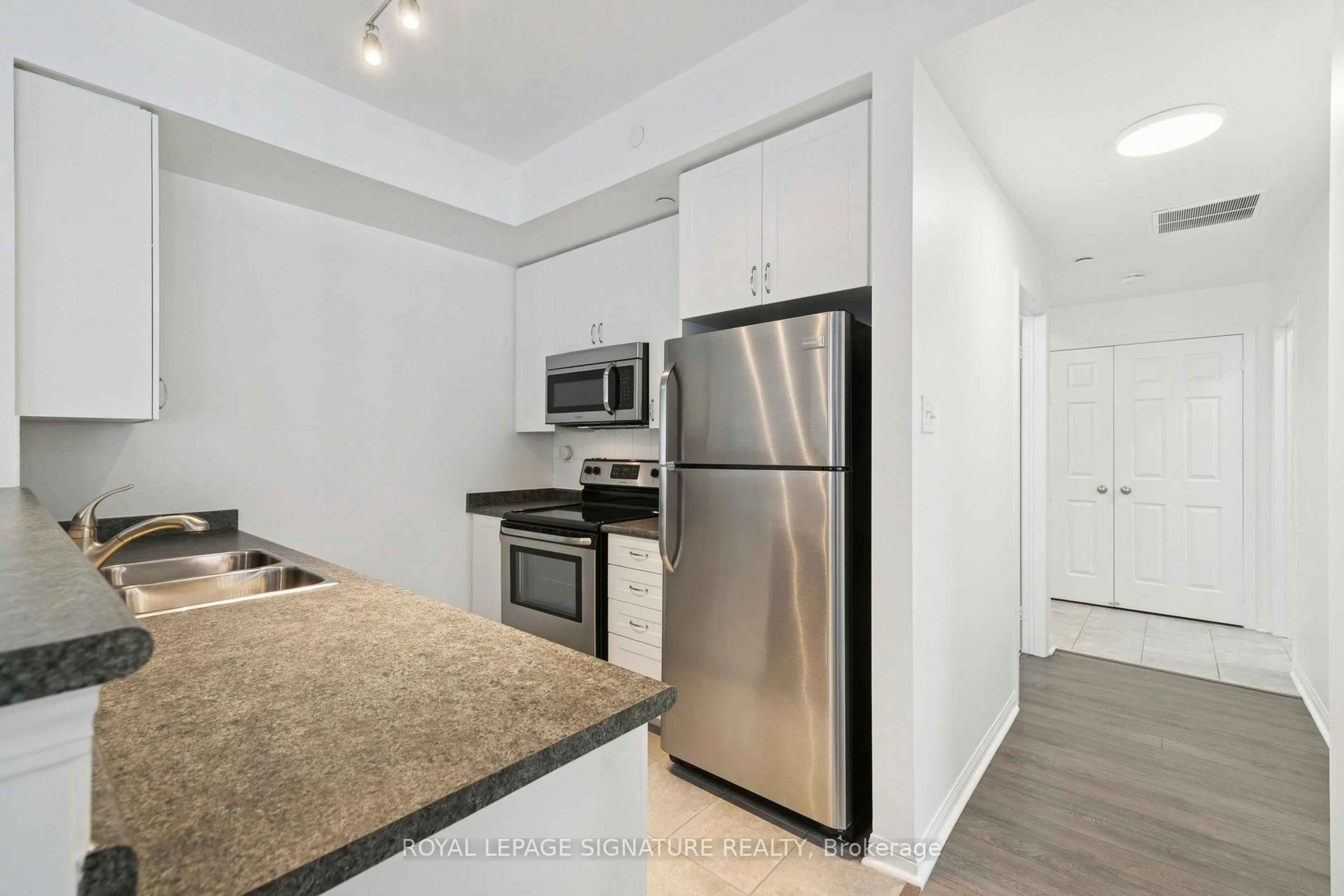 Standard kitchen, unknown for 5705 Long Valley Rd #110, Mississauga Ontario L5M 0M3