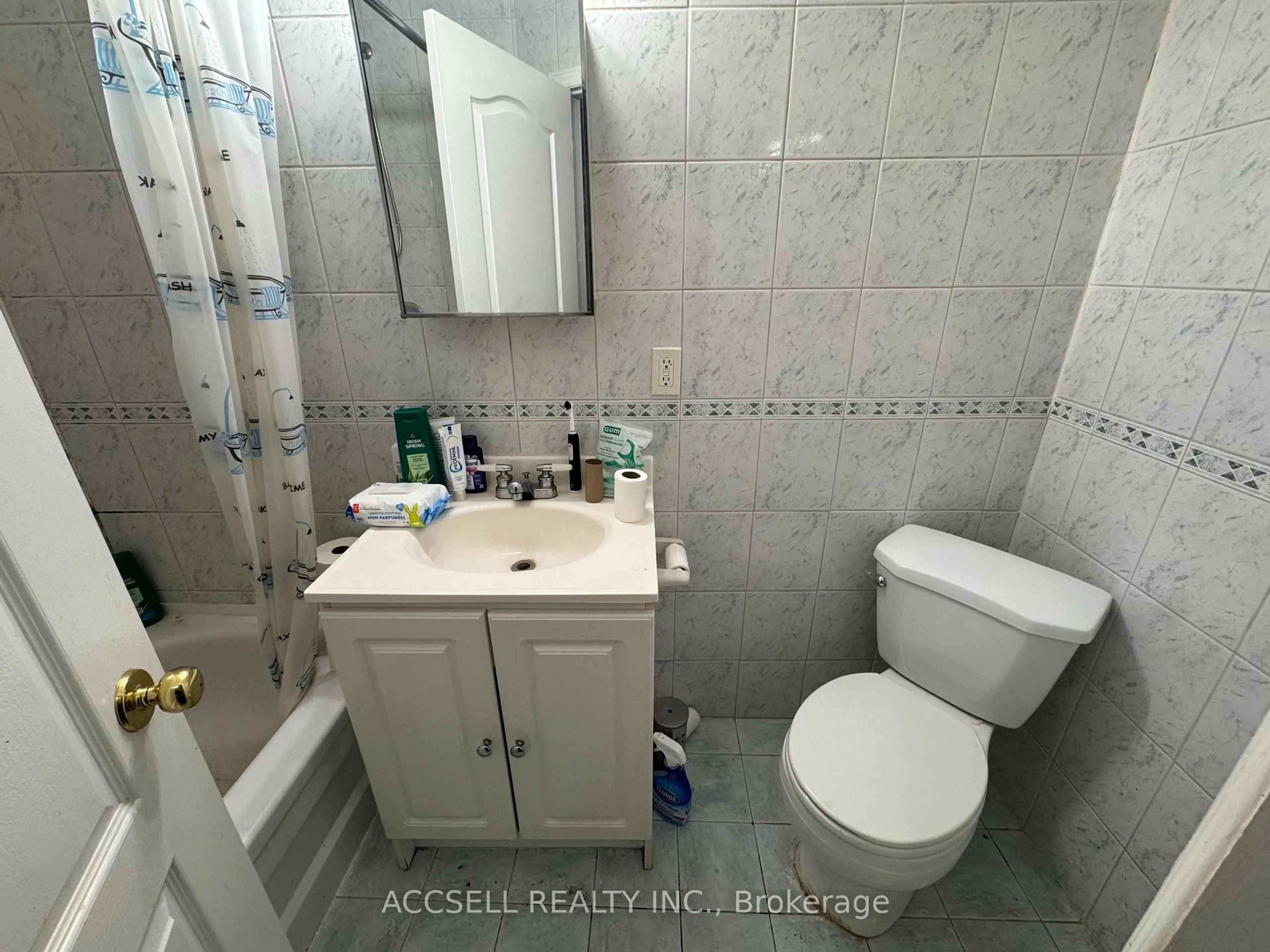 Standard bathroom, unknown for 308 Blackthorn Ave, Toronto Ontario M6N 3J3
