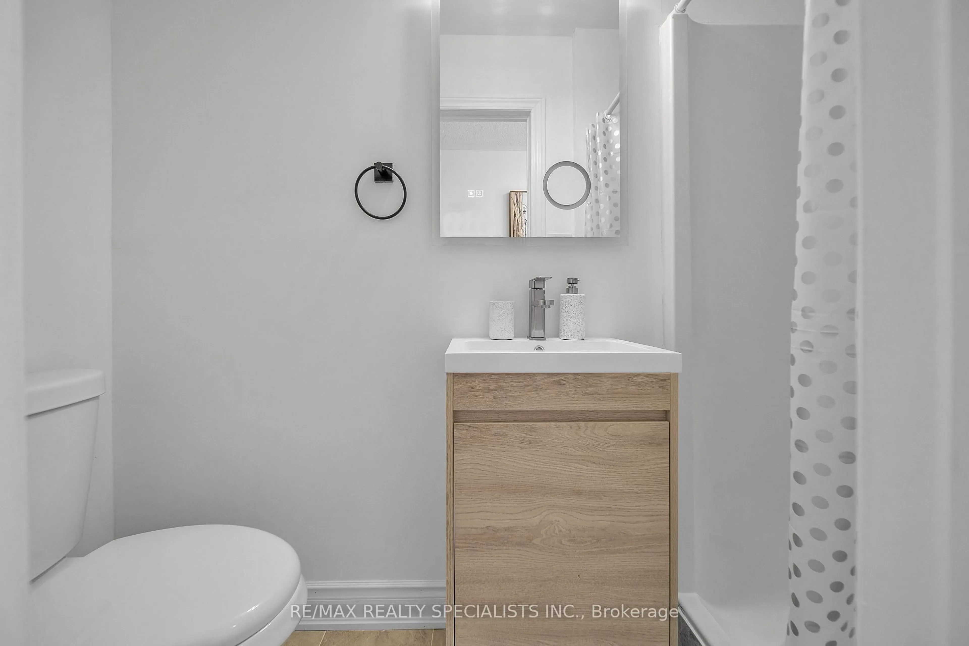Standard bathroom, unknown for 593 Rossellini Dr, Mississauga Ontario L5W 1M5