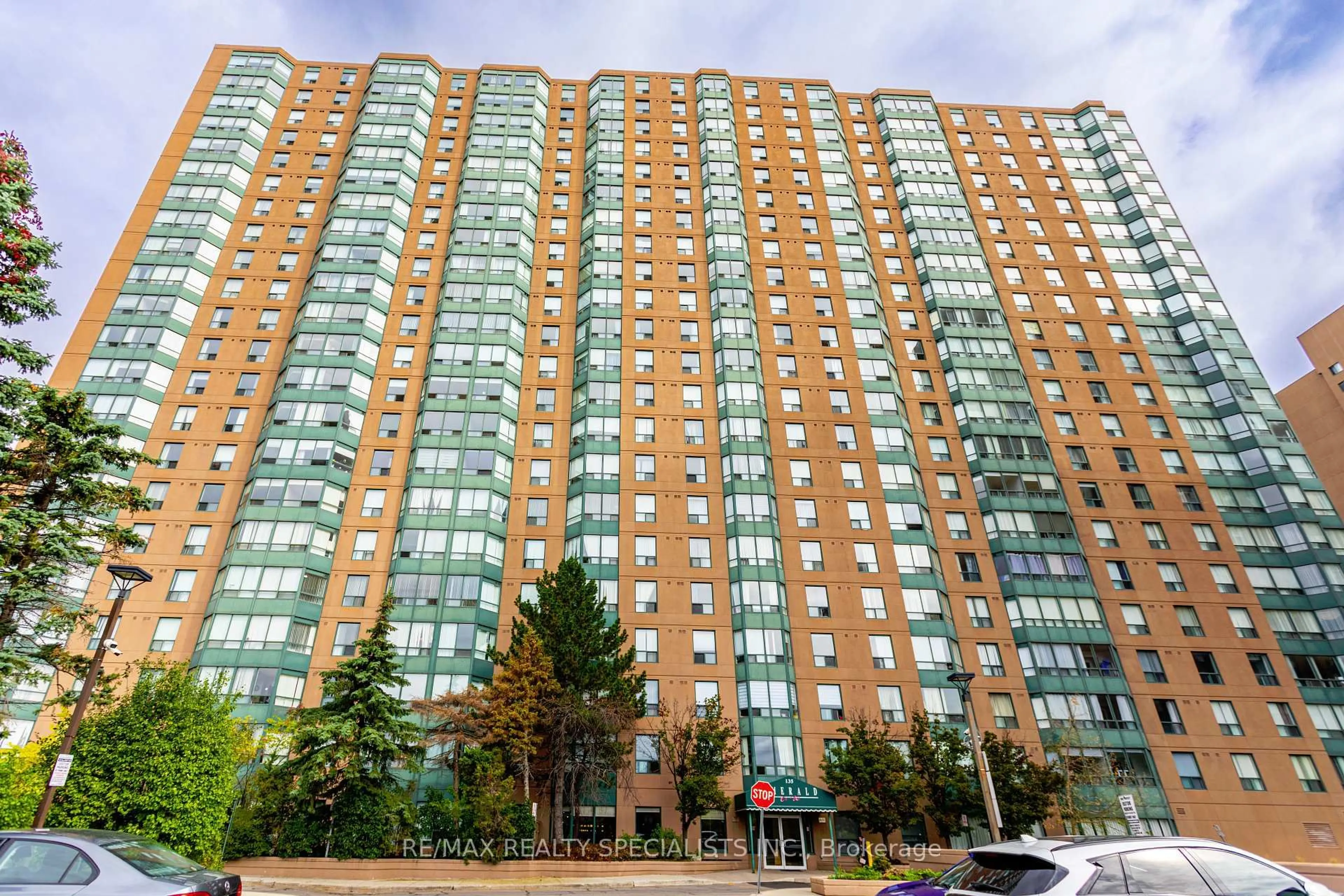 Patio, unknown for 135 Hillcrest Ave #1101, Mississauga Ontario L5B 4B1