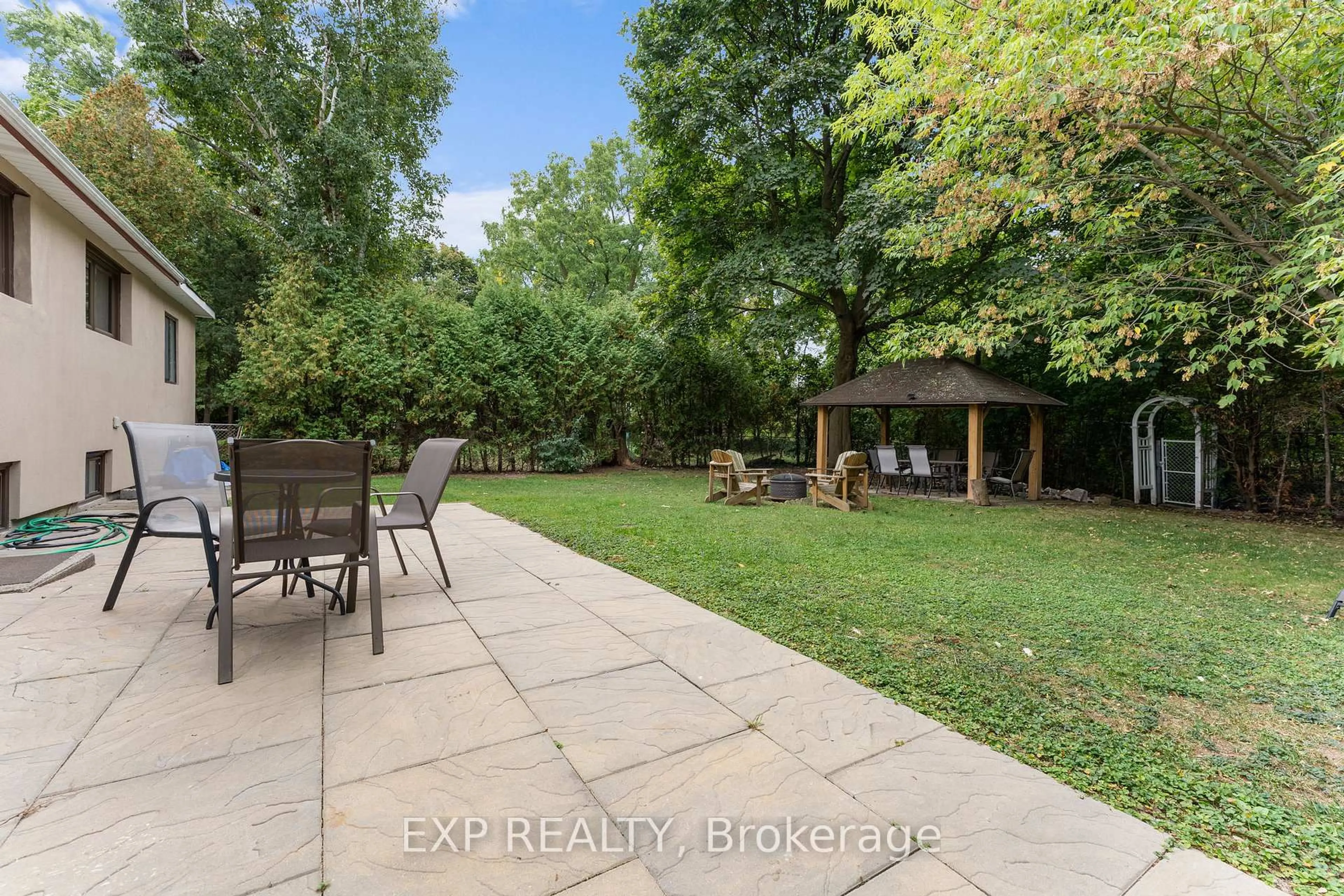 A pic from outside/outdoor area/front of a property/back of a property/a pic from drone, street for 208 Glen Oak Dr, Oakville Ontario L6K 2J2