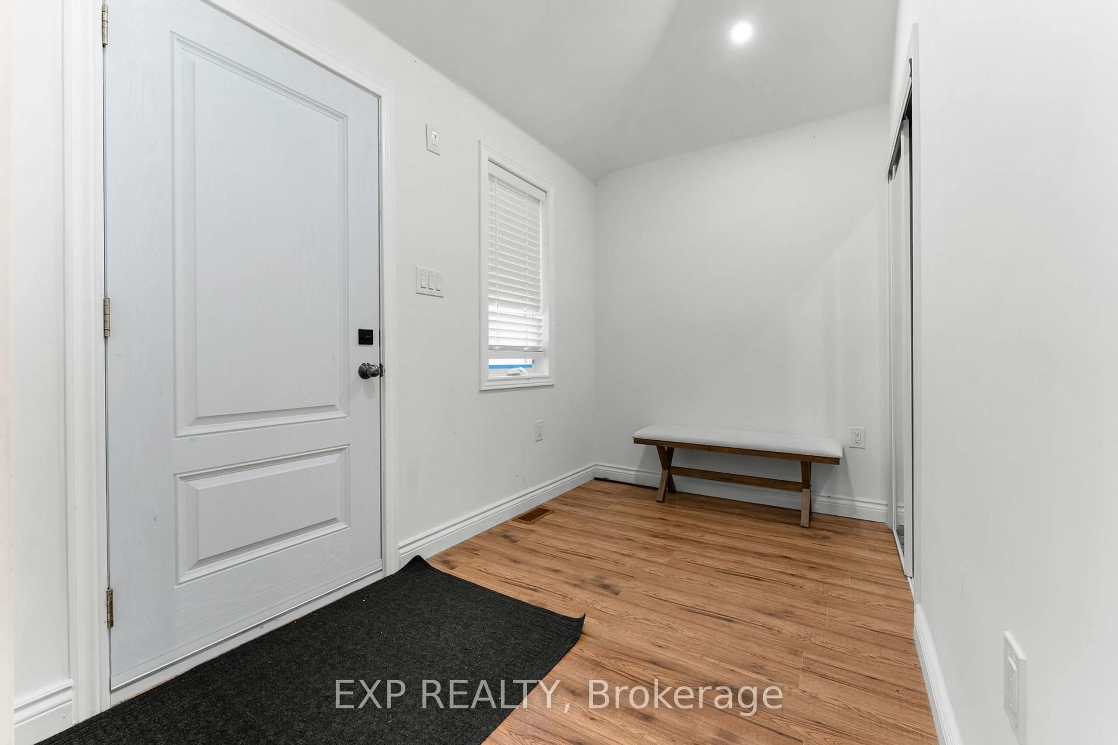 Indoor entryway for 208 Glen Oak Dr, Oakville Ontario L6K 2J2