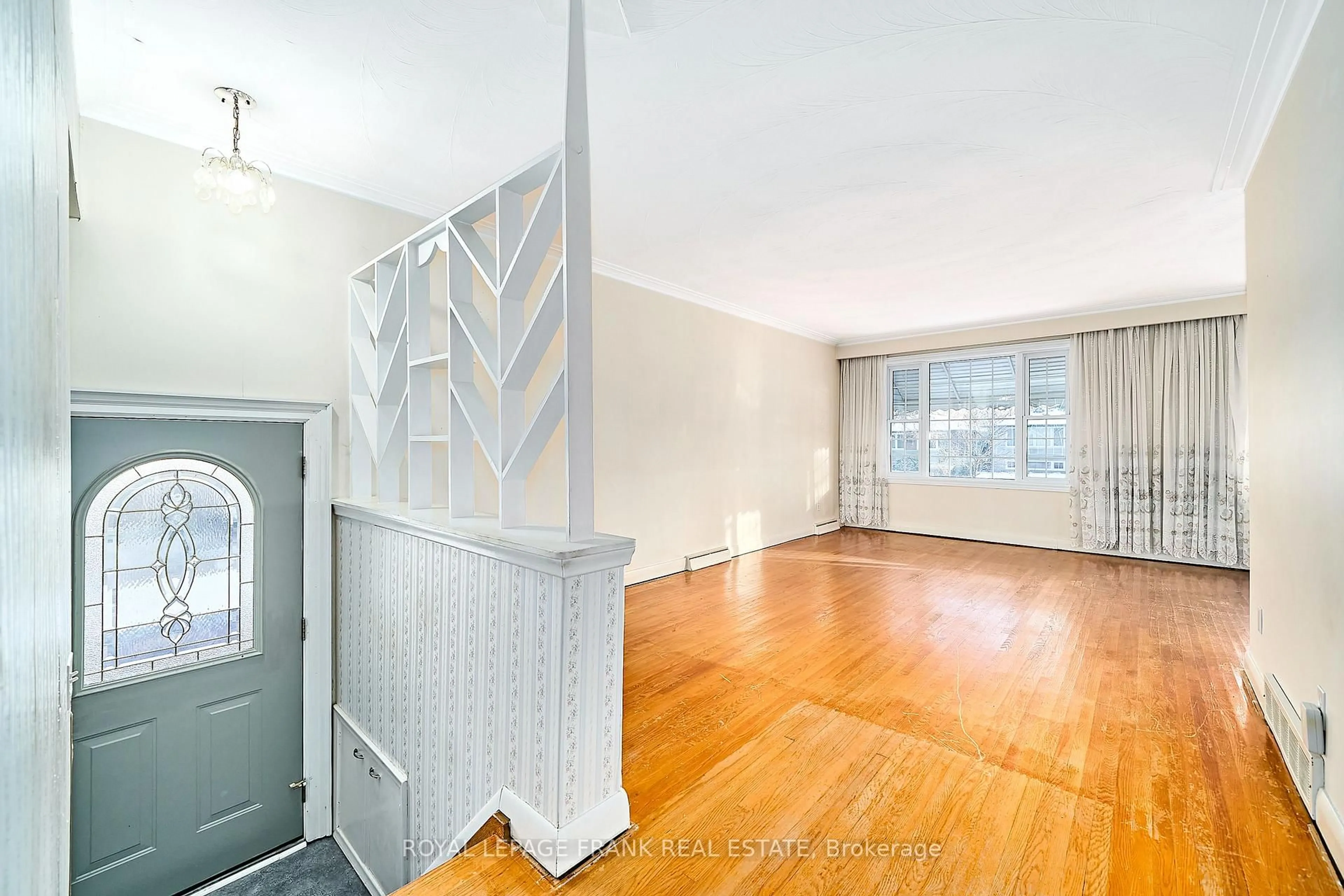 Indoor foyer for 28 Winnipeg Rd, Toronto Ontario M9P 2E4