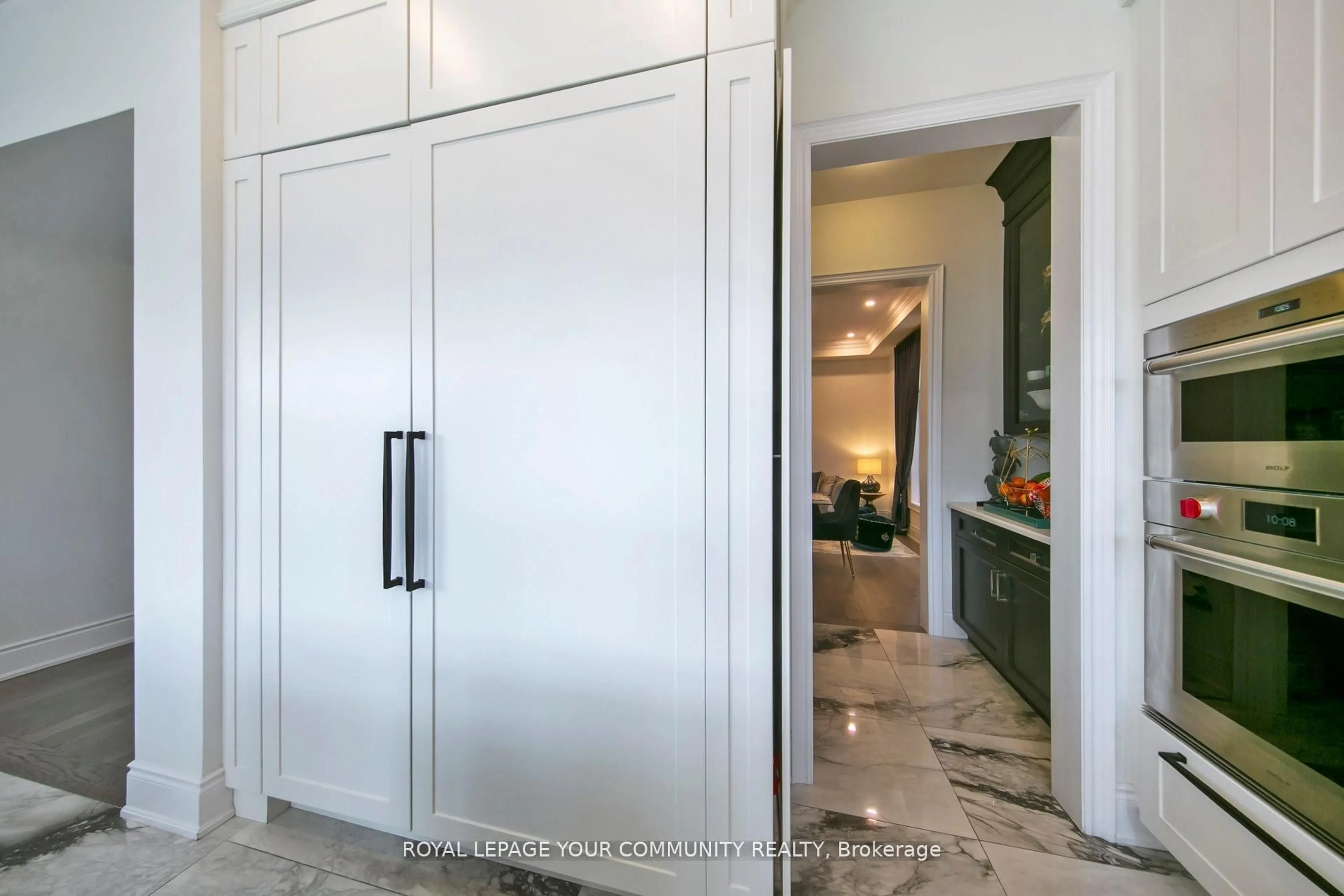 Indoor entryway for 2401 Irene Cres, Oakville Ontario L6M 5M5