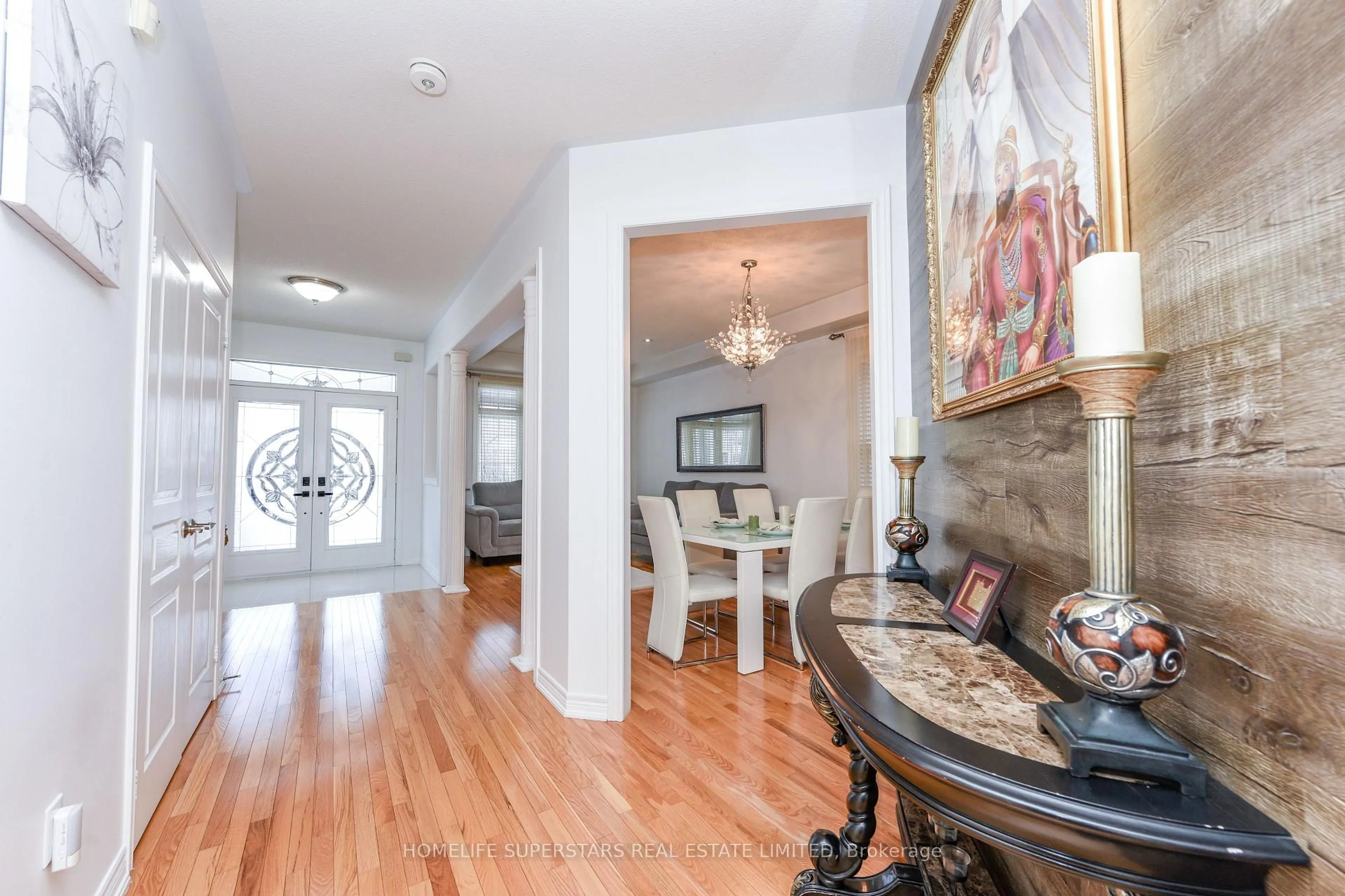 Indoor entryway for 27 Dovehaven Cres, Brampton Ontario L6P 2N8