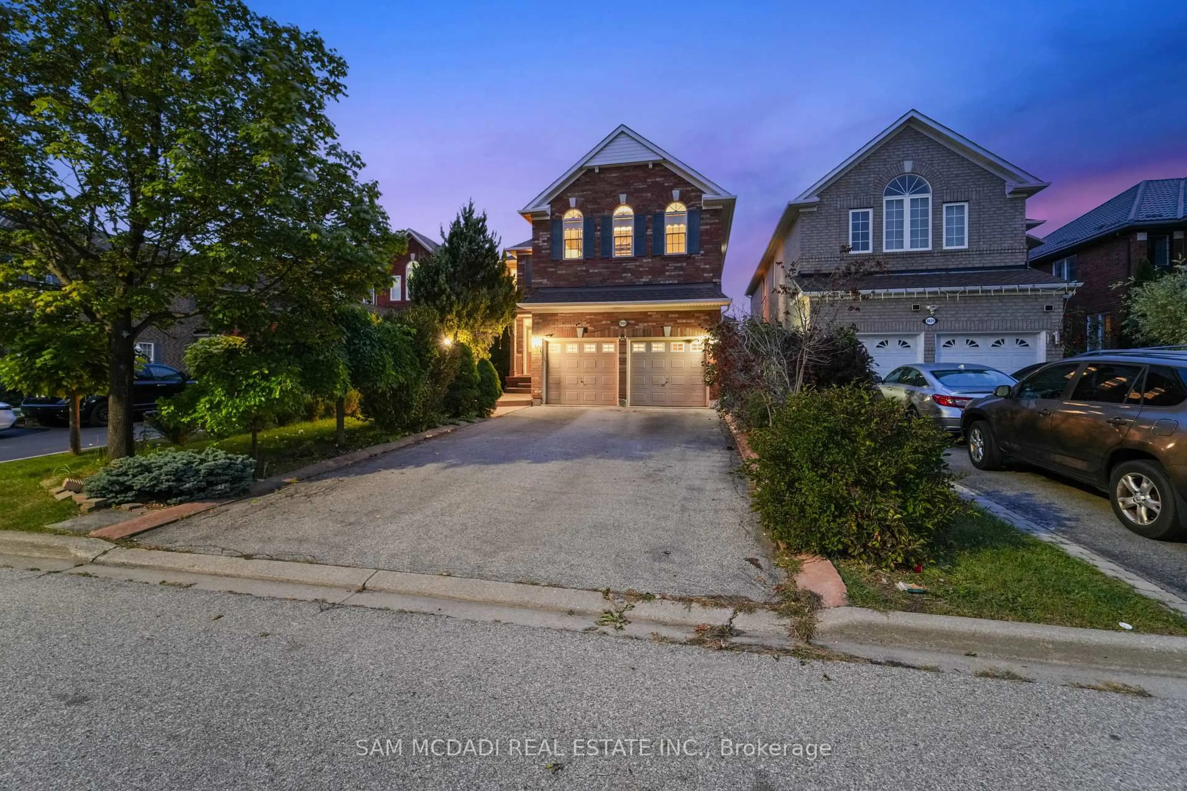 A pic from outside/outdoor area/front of a property/back of a property/a pic from drone, street for 3619 Waterfall Cres, Mississauga Ontario L5N 8G8