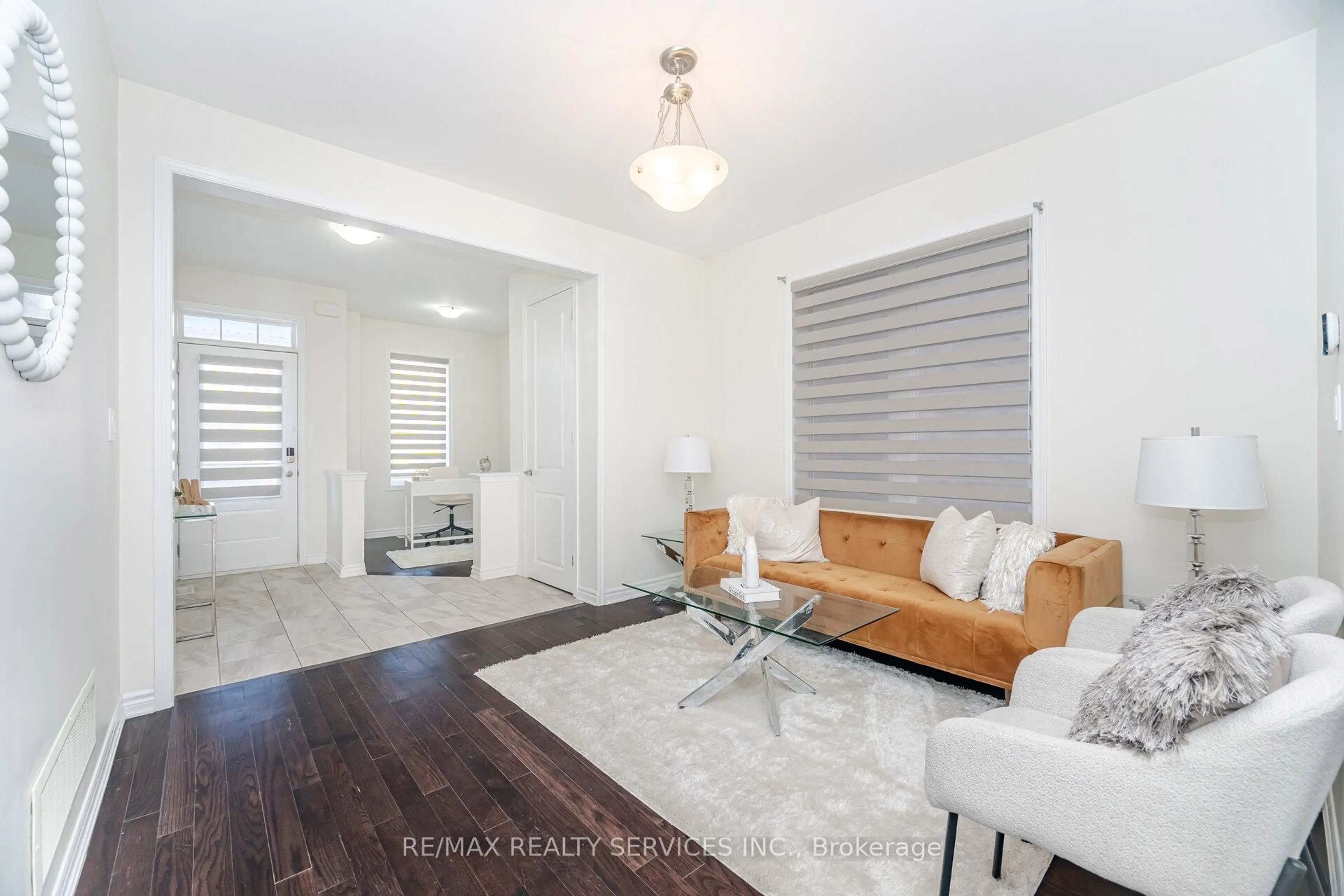 Living room with furniture, unknown for 17 Averill Rd, Brampton Ontario L7A 5A7