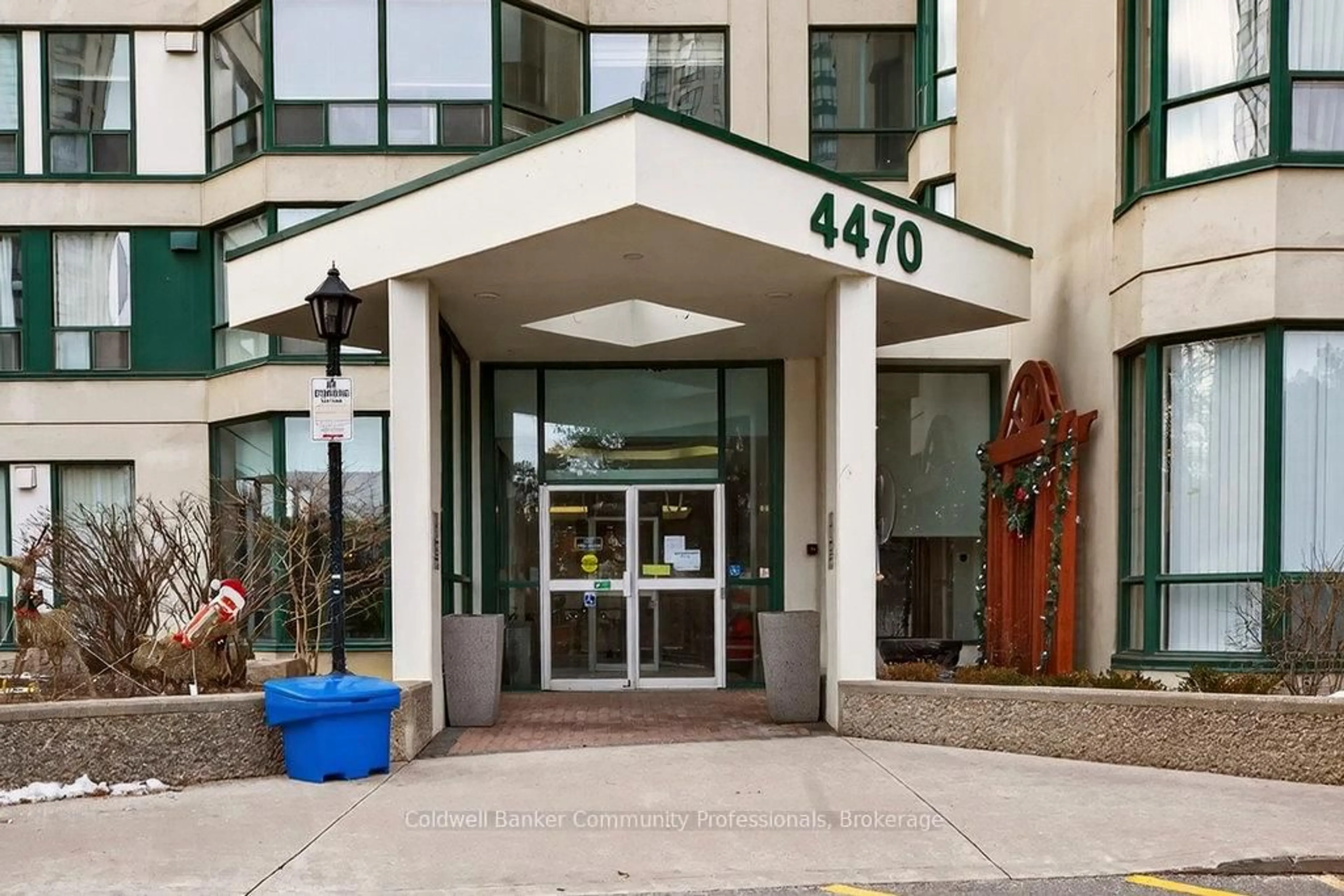 Indoor foyer for 4470 Tucana Crt #2212, Mississauga Ontario L5R 3K8