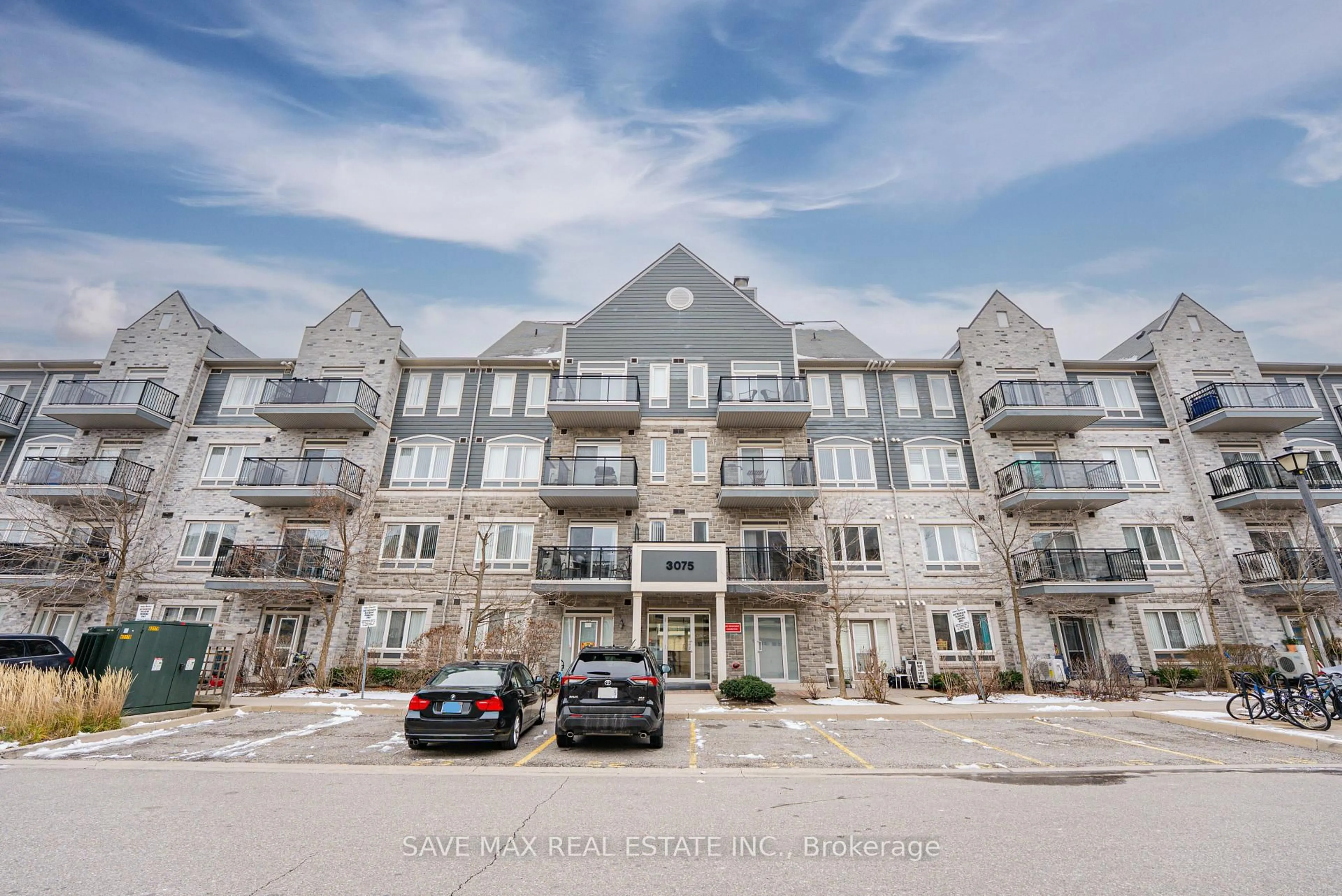 A pic from outside/outdoor area/front of a property/back of a property/a pic from drone, unknown for 3075 THOMAS St #213, Mississauga Ontario L5M 0L8