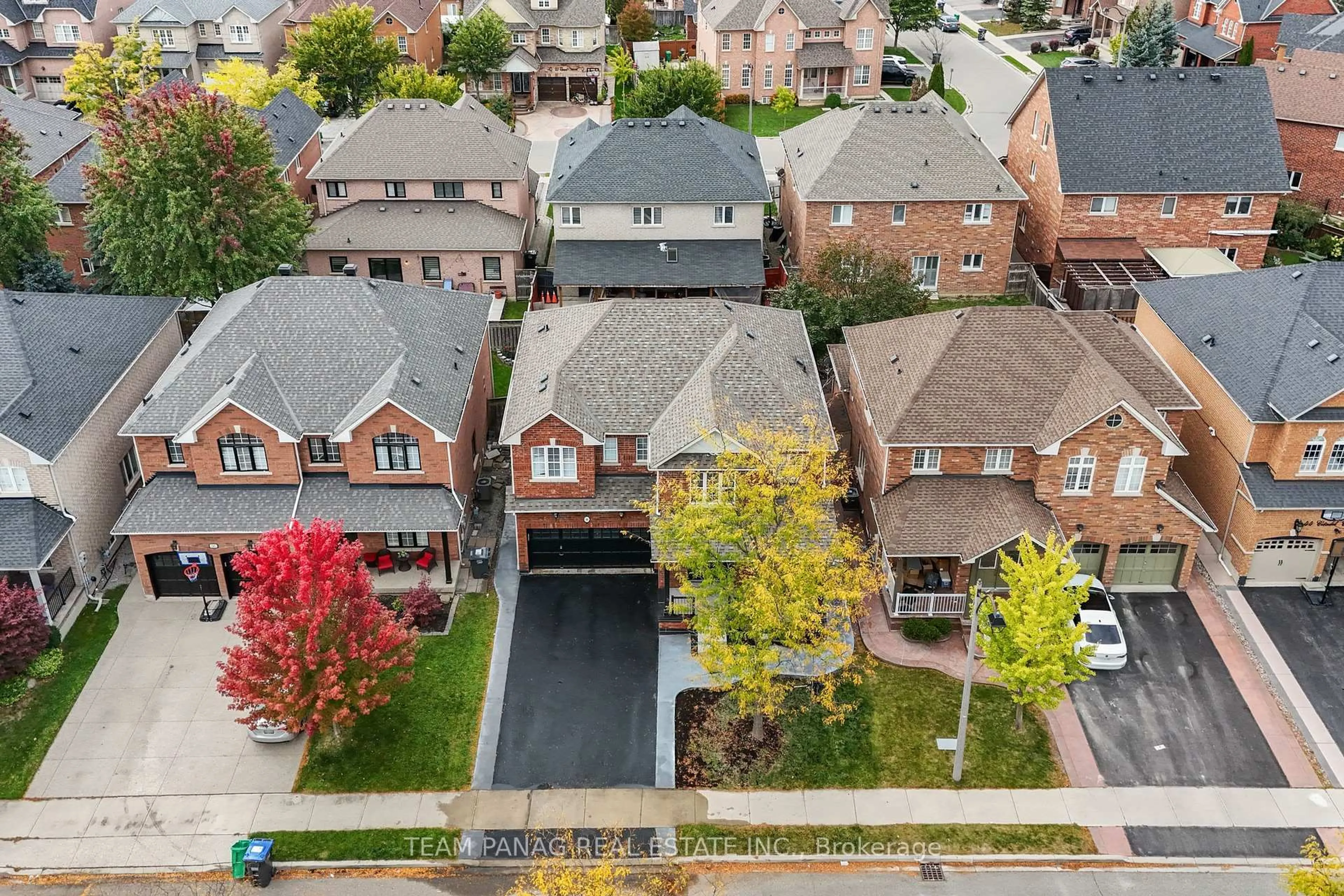 A pic from outside/outdoor area/front of a property/back of a property/a pic from drone, street for 48 Citadel Cres, Brampton Ontario L6P 1X8