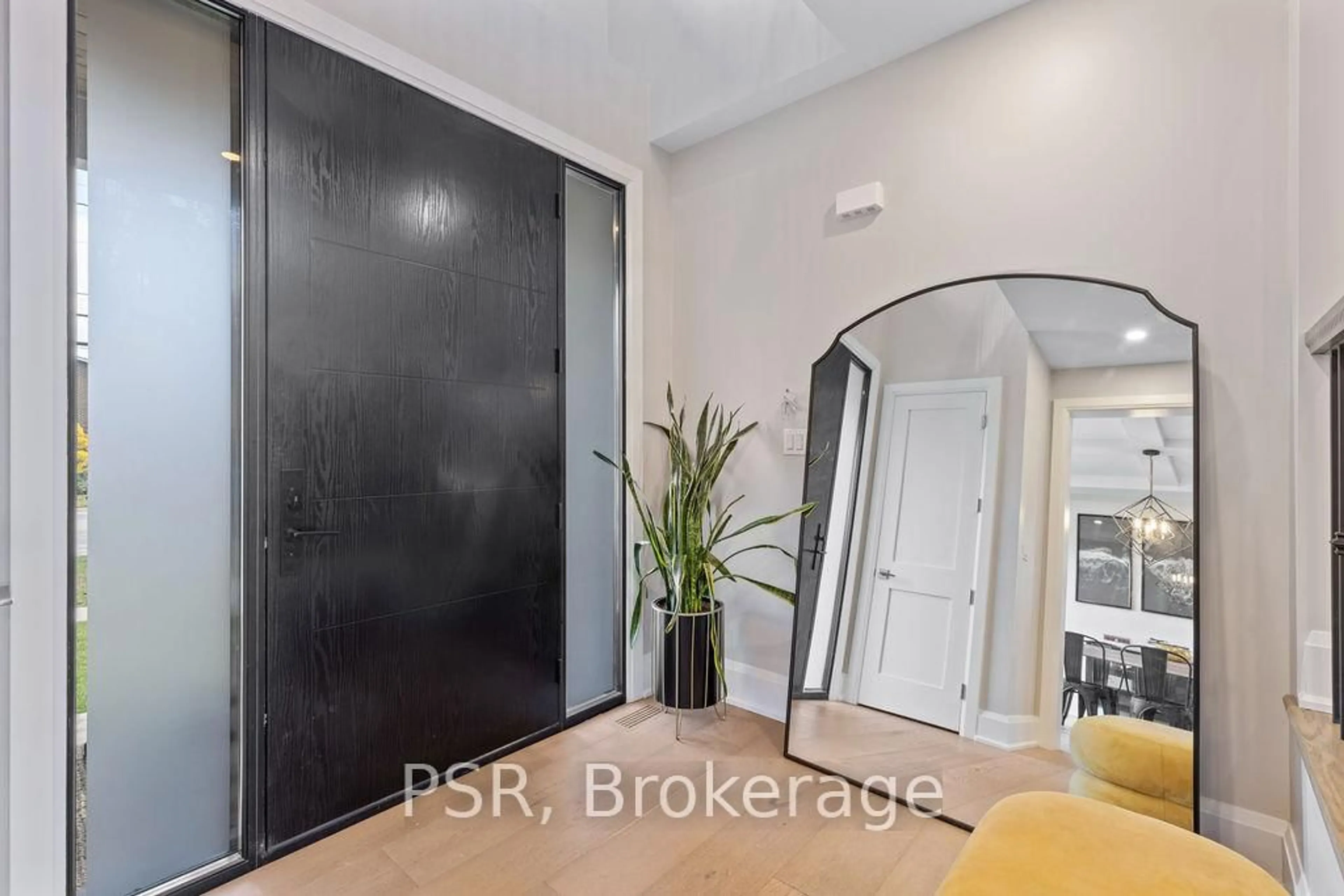 Indoor entryway for 308 Appleby Line, Burlington Ontario L7L 2X5