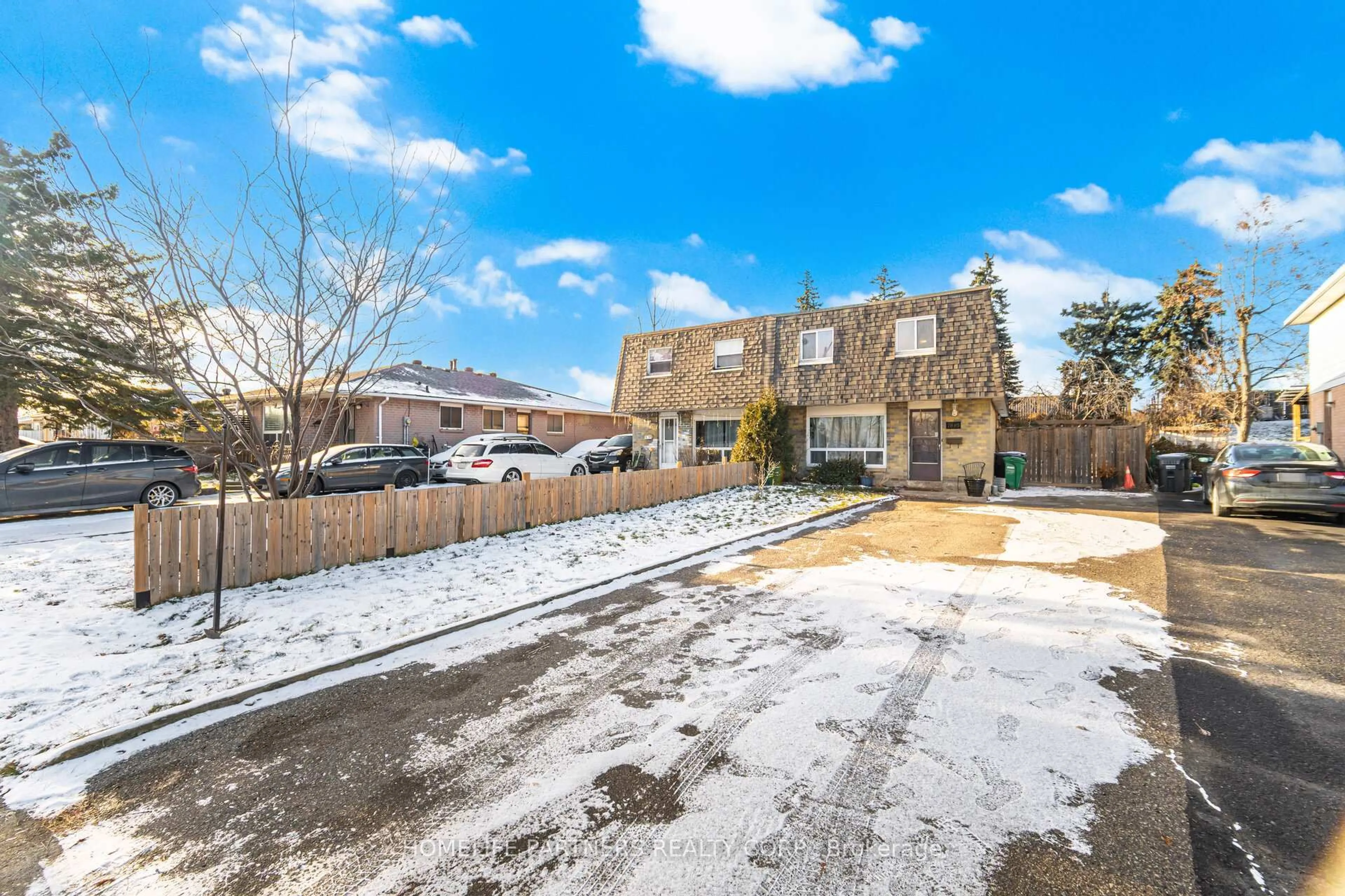A pic from outside/outdoor area/front of a property/back of a property/a pic from drone, street for 7695 Priory Cres, Mississauga Ontario L4T 3H6