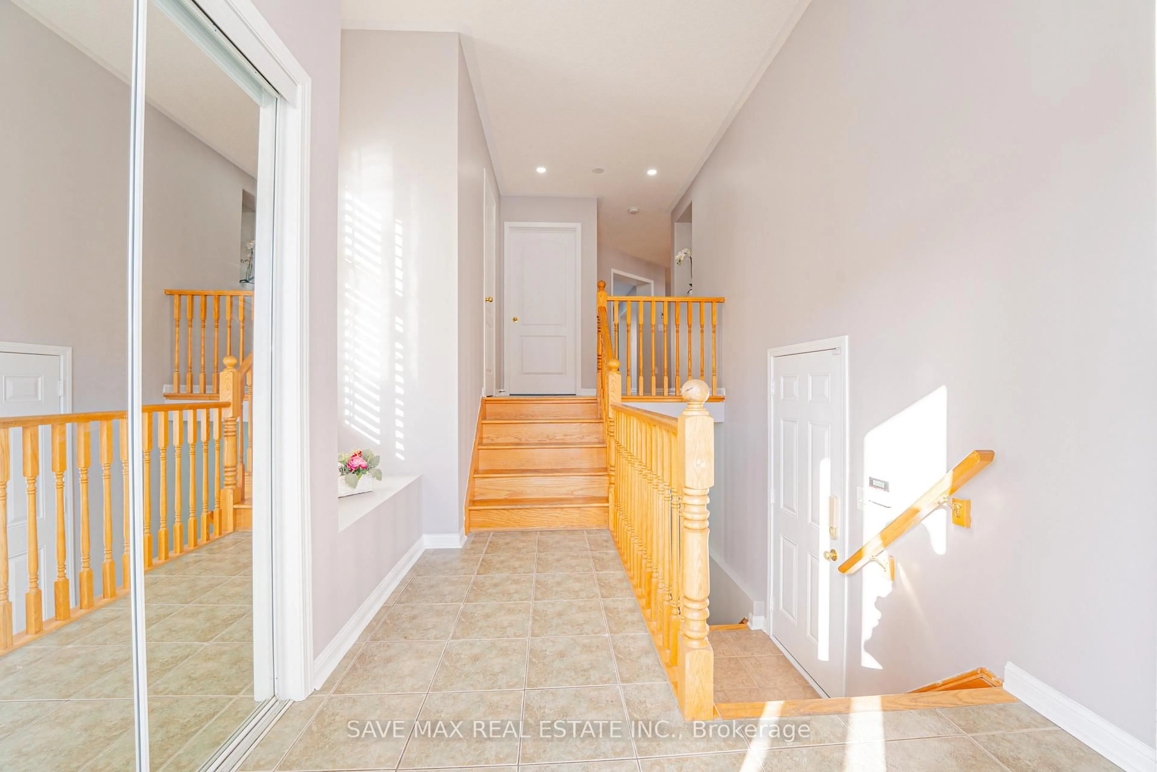 Indoor foyer for 254 Fandango Dr, Brampton Ontario L6X 0M5