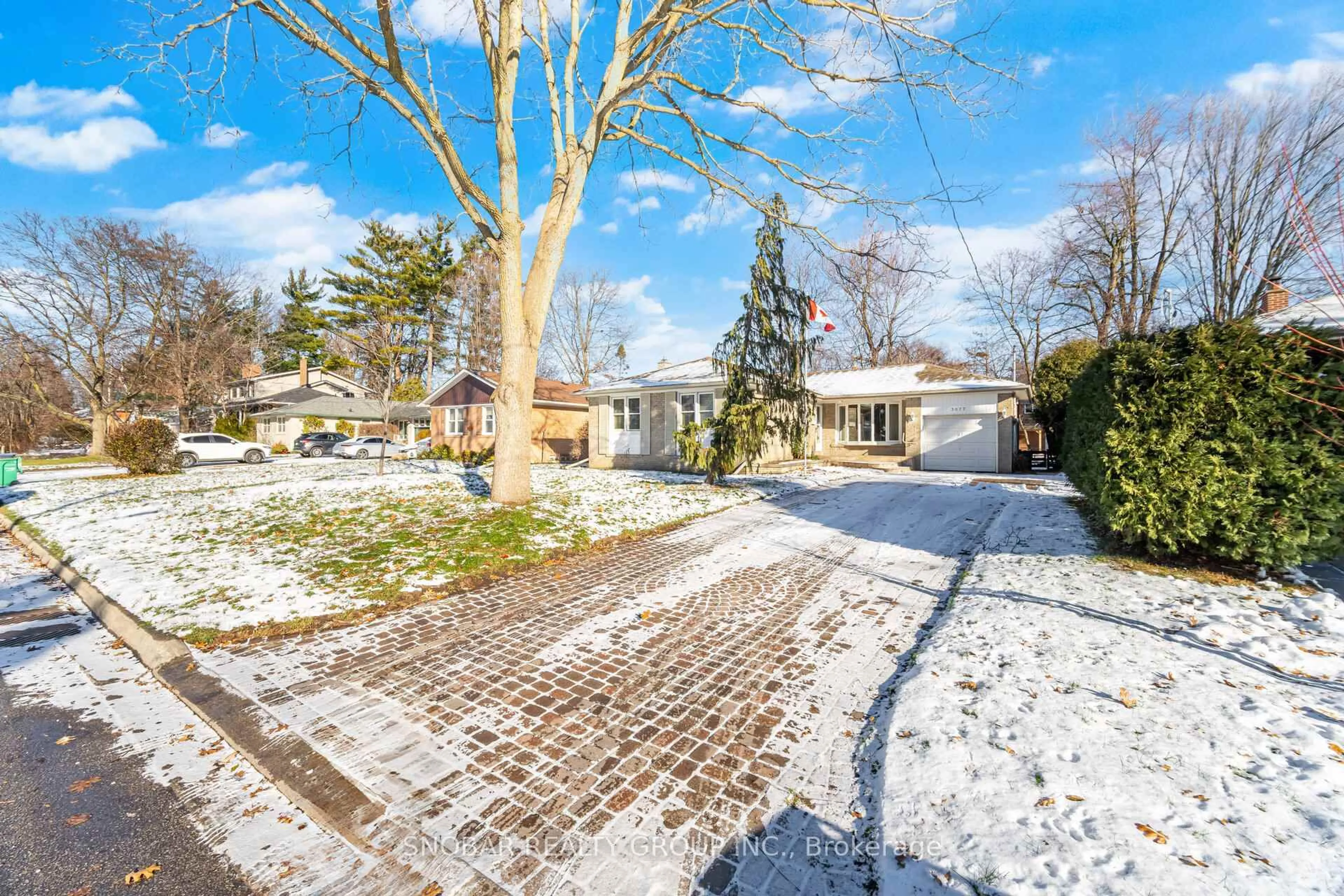 A pic from outside/outdoor area/front of a property/back of a property/a pic from drone, street for 3077 O'hagan Dr, Mississauga Ontario L5C 2C4