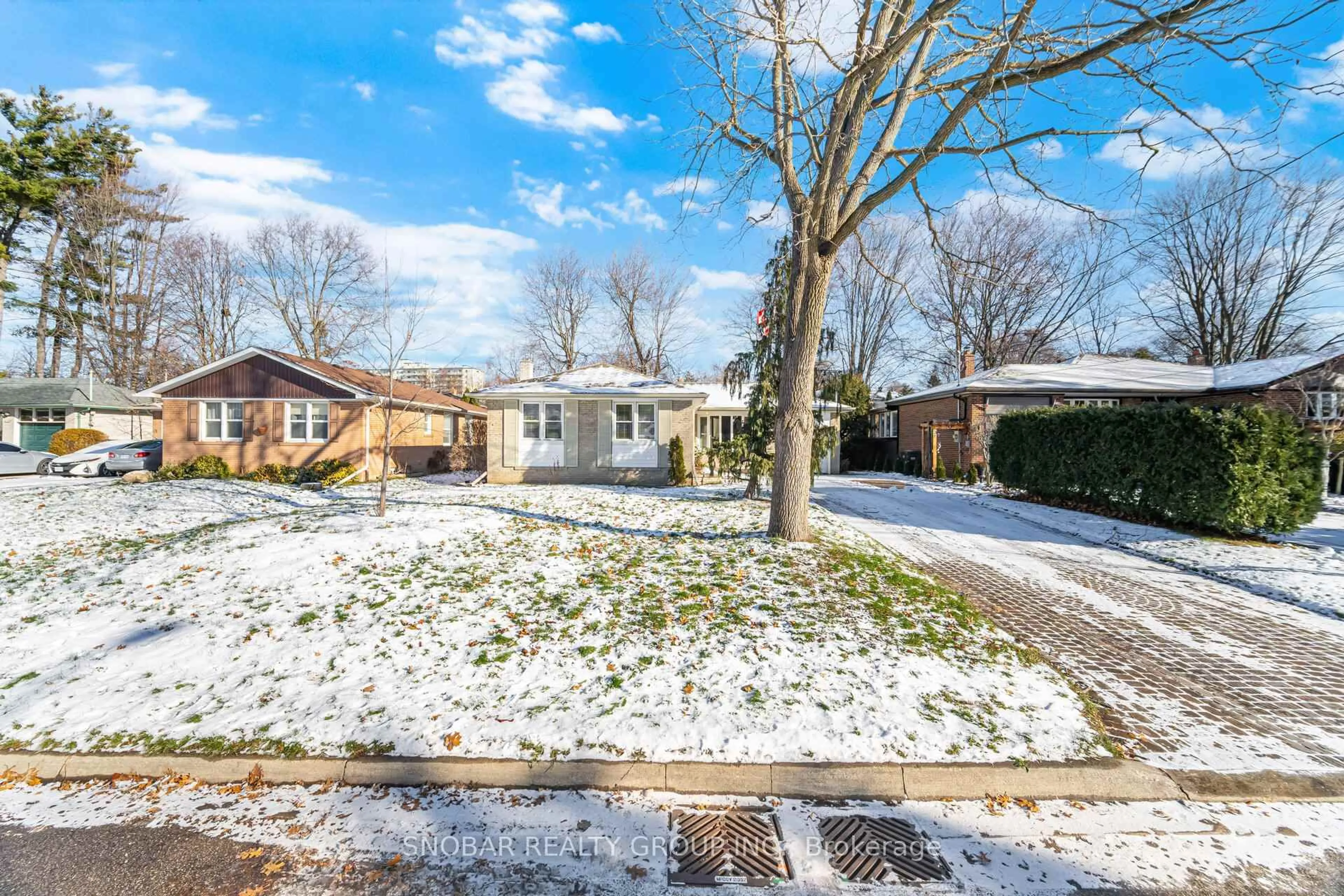 A pic from outside/outdoor area/front of a property/back of a property/a pic from drone, street for 3077 O'hagan Dr, Mississauga Ontario L5C 2C4