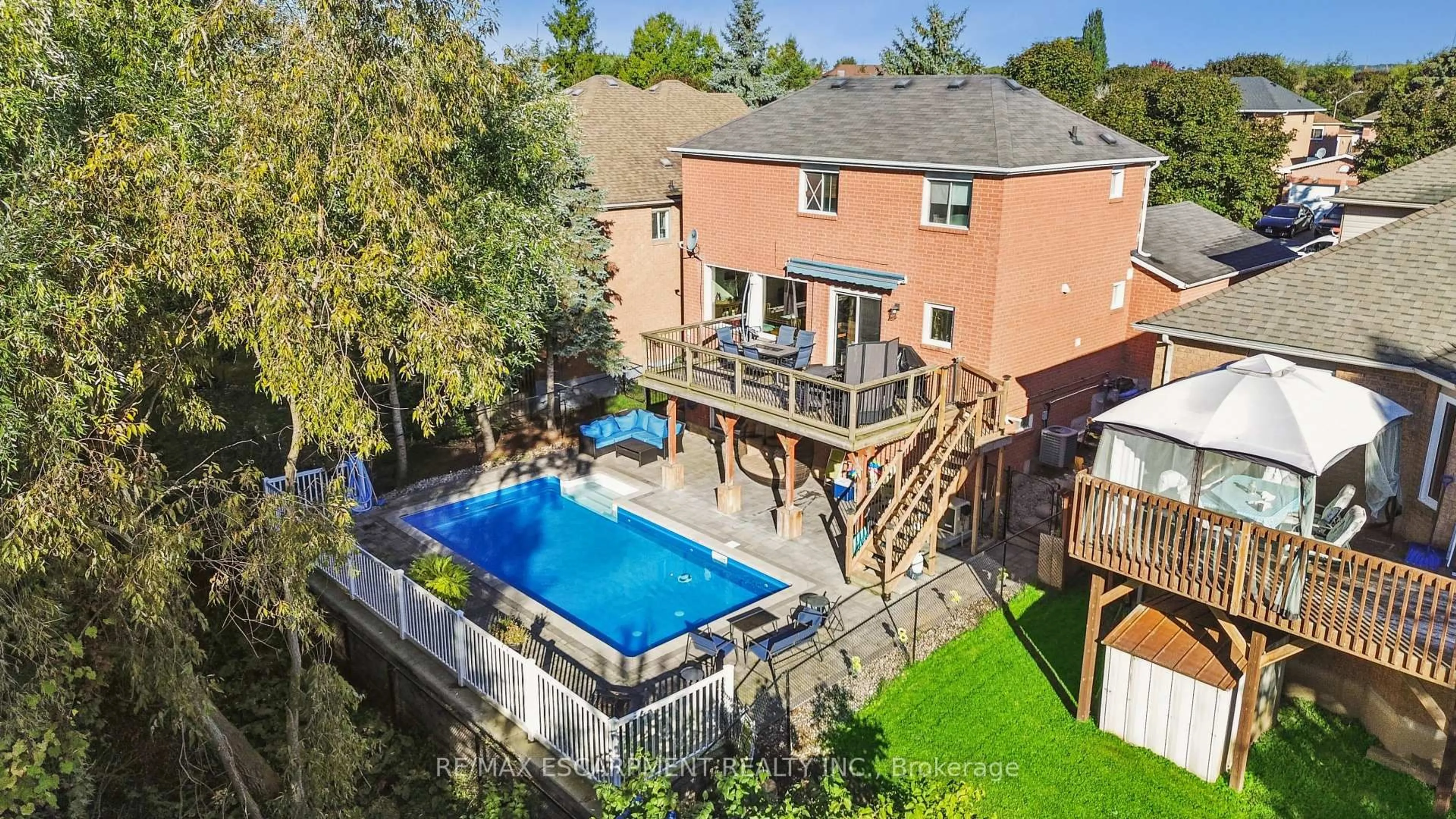 A pic from outside/outdoor area/front of a property/back of a property/a pic from drone, water/lake/river/ocean view for 7 Birchway Pl, Halton Hills Ontario L7J 2X4