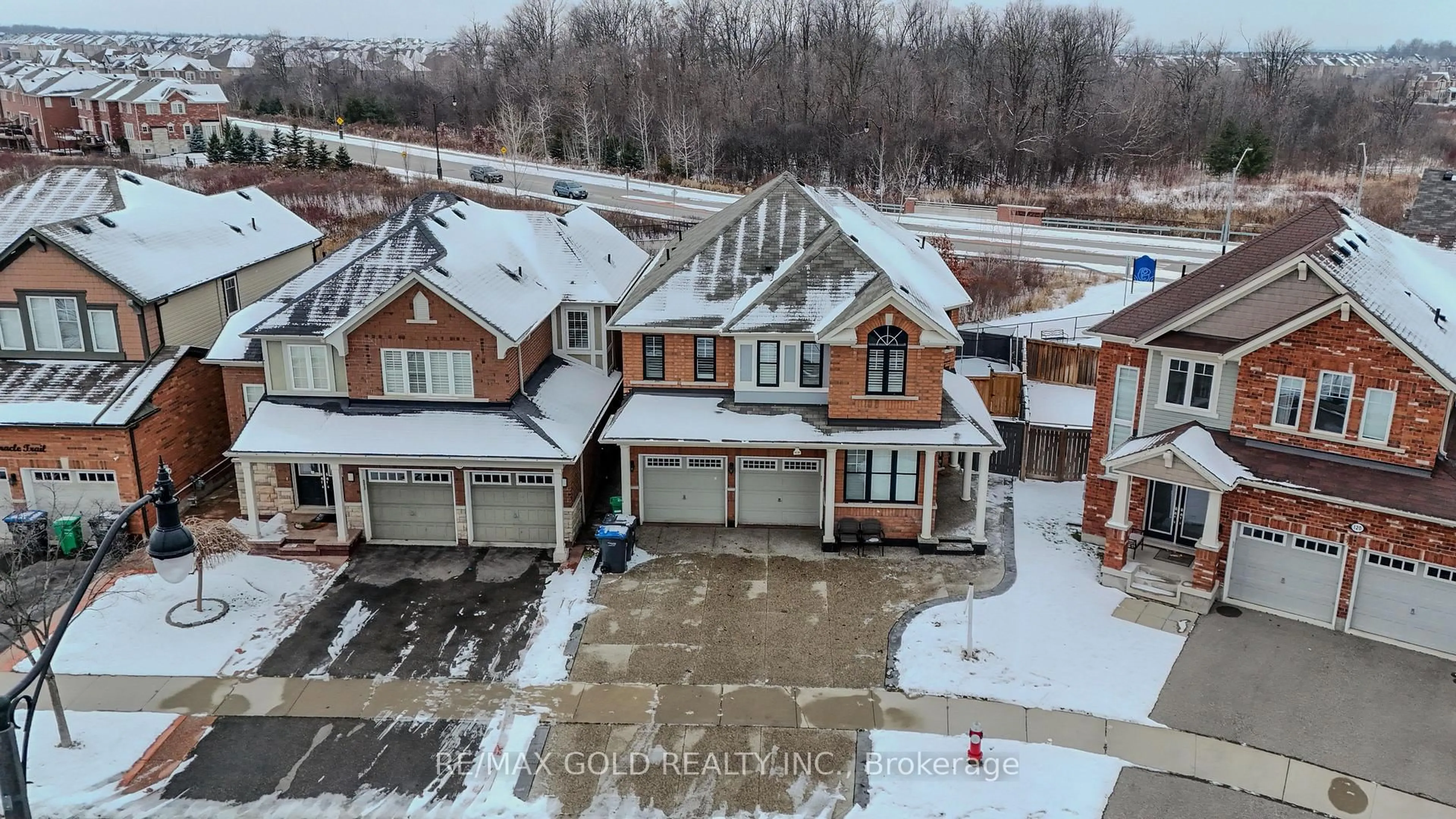 A pic from outside/outdoor area/front of a property/back of a property/a pic from drone, street for 118 Miracle Tr, Brampton Ontario L7A 0Y8