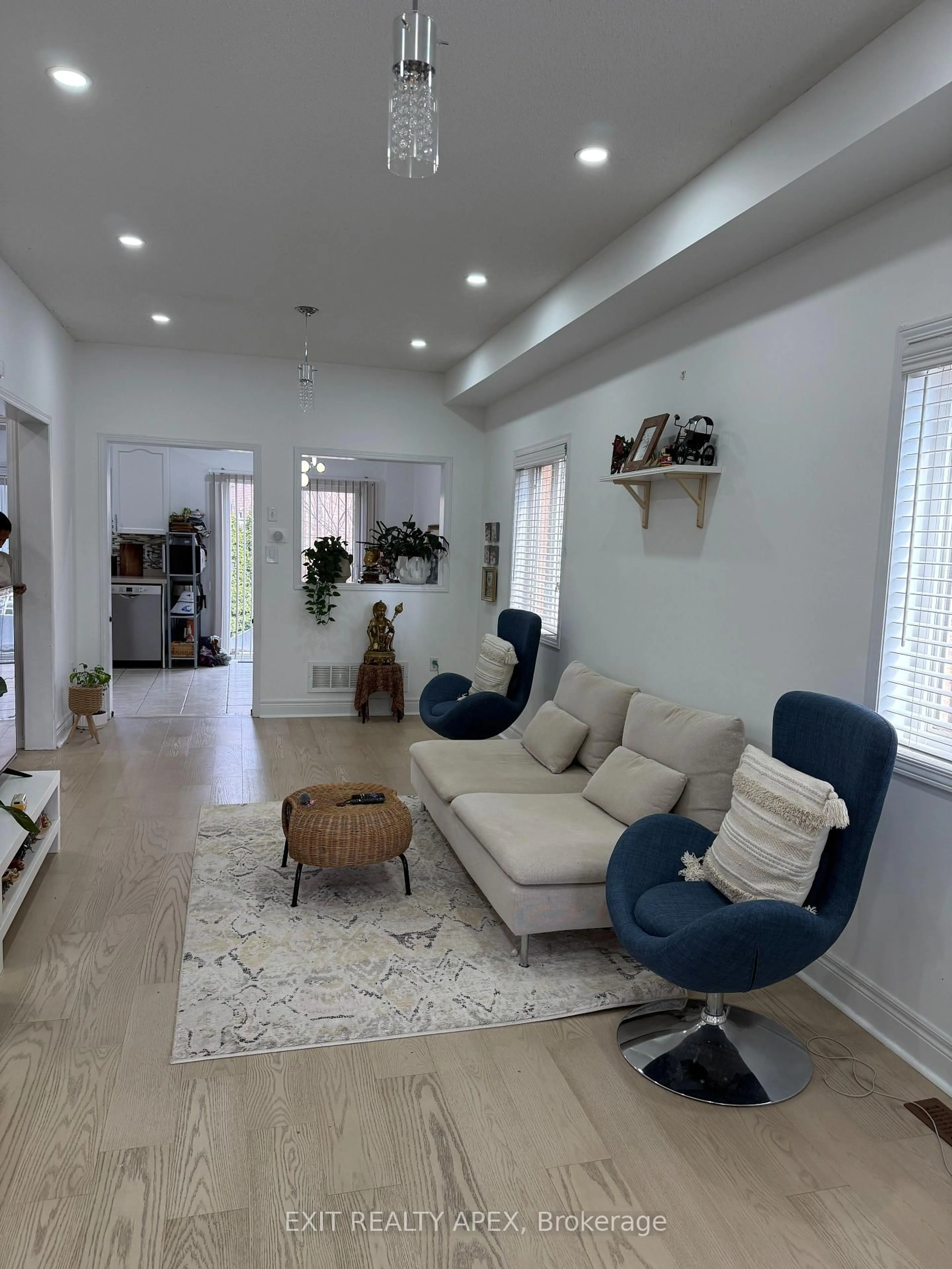 Living room with furniture, unknown for 78 Fandago Dr, Brampton Ontario L6X 0R4