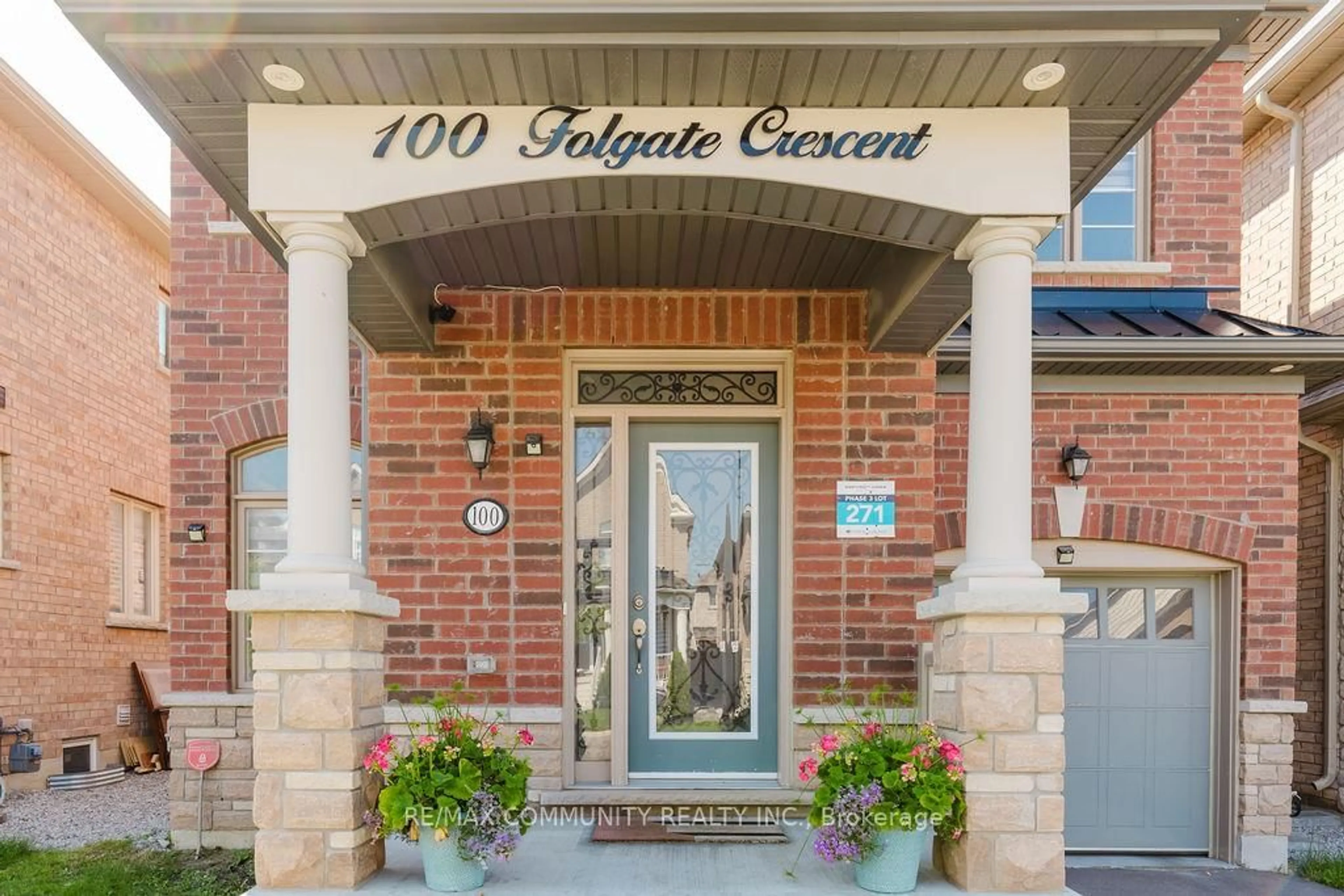 Indoor foyer for 100 Folgate Cres, Brampton Ontario L6R 4A7