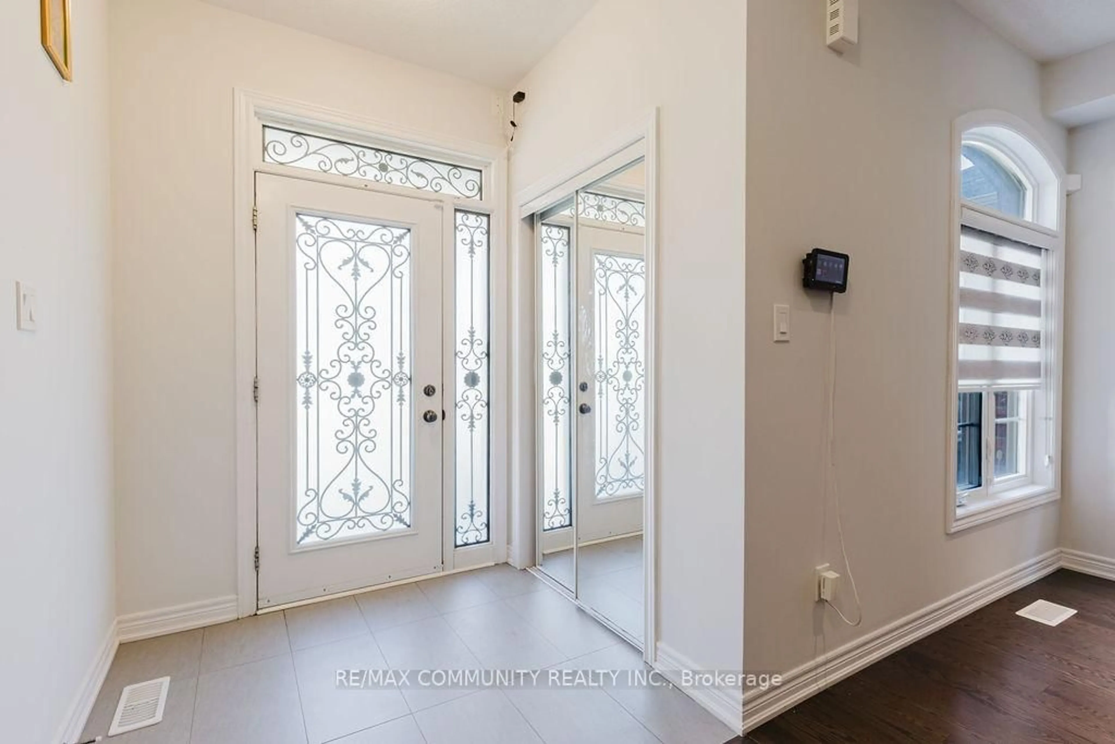 Indoor entryway for 100 Folgate Cres, Brampton Ontario L6R 4A7