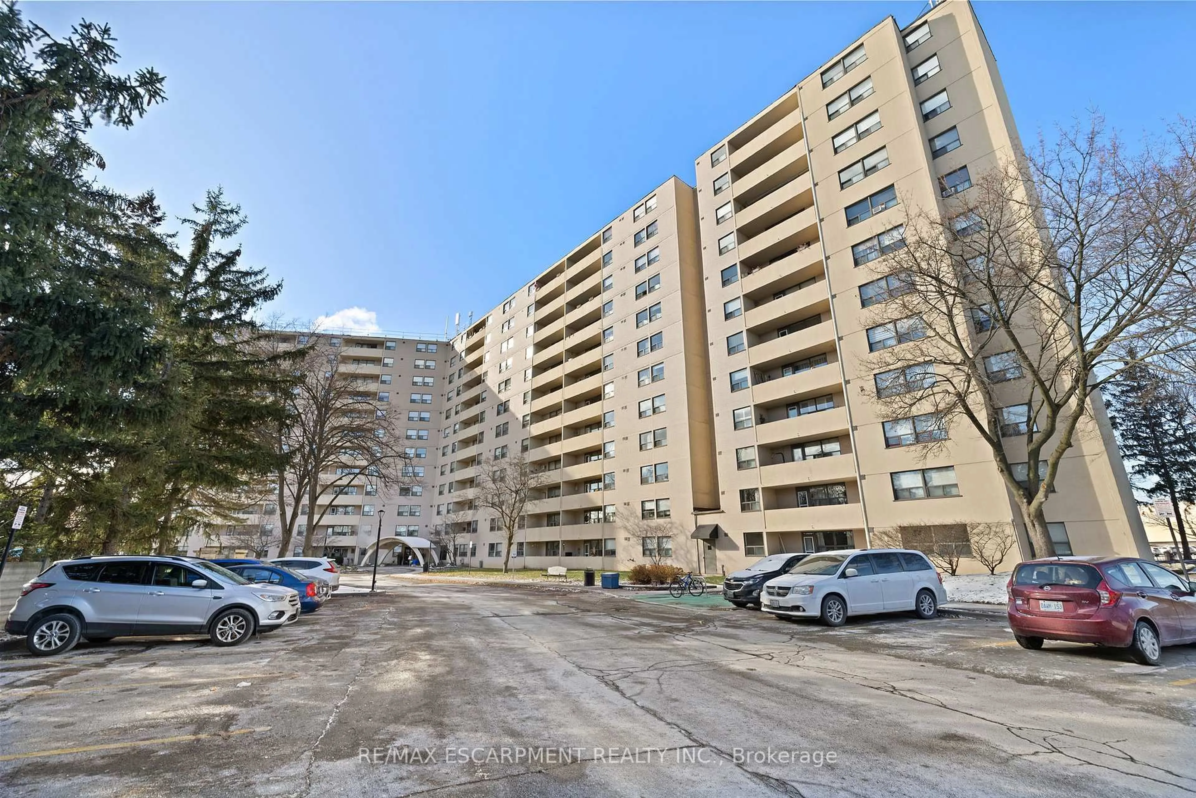 A pic from outside/outdoor area/front of a property/back of a property/a pic from drone, street for 700 Dynes Rd #901, Burlington Ontario L7N 3M2