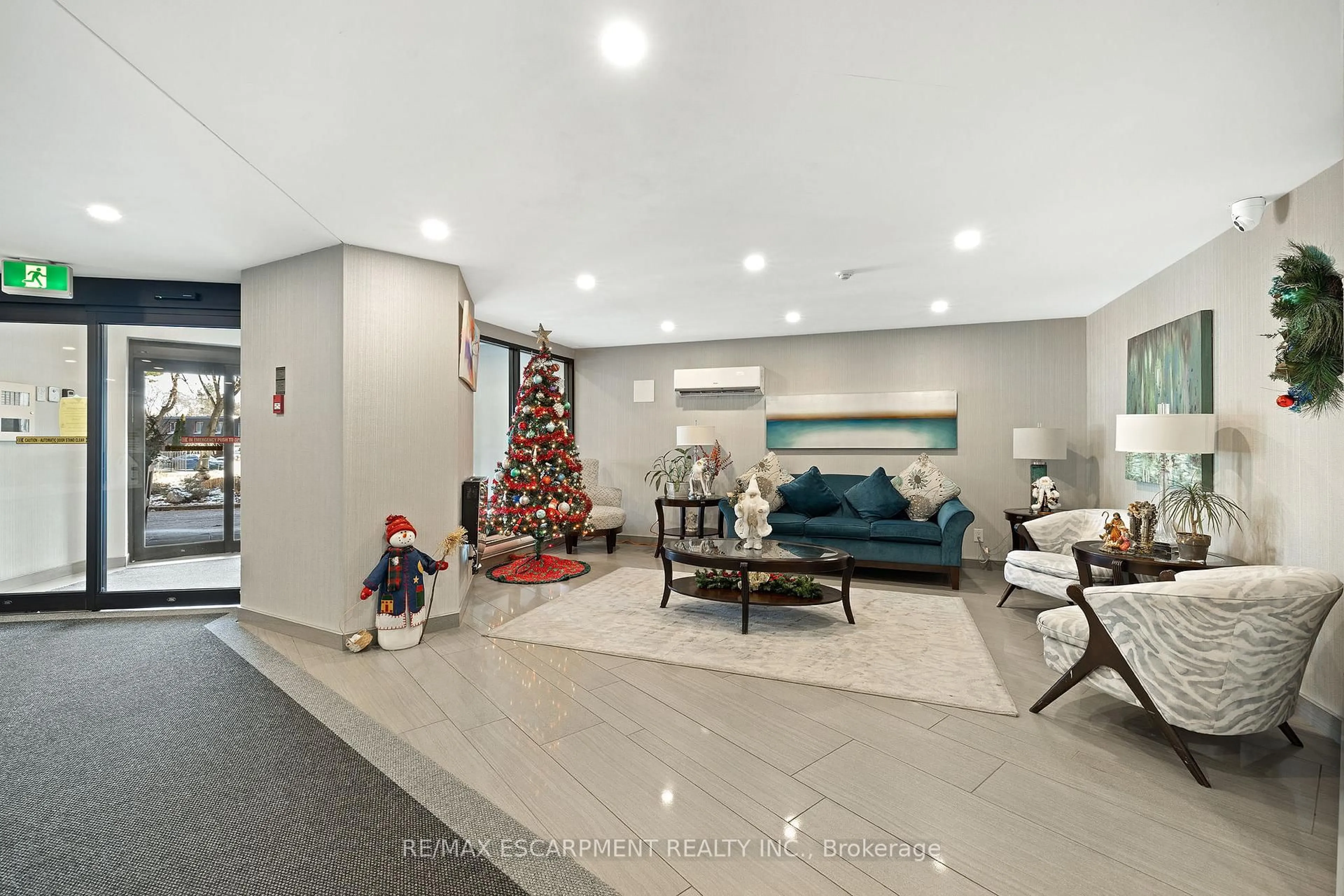 Lobby for 700 Dynes Rd #901, Burlington Ontario L7N 3M2