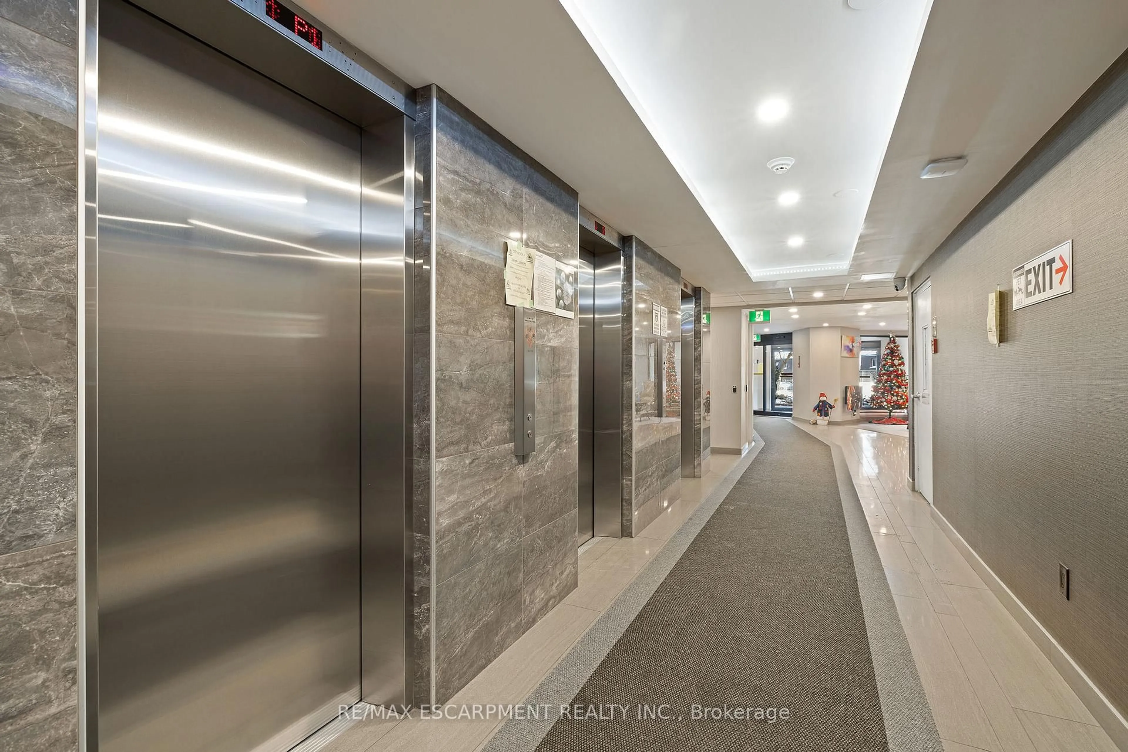 Indoor foyer for 700 Dynes Rd #901, Burlington Ontario L7N 3M2