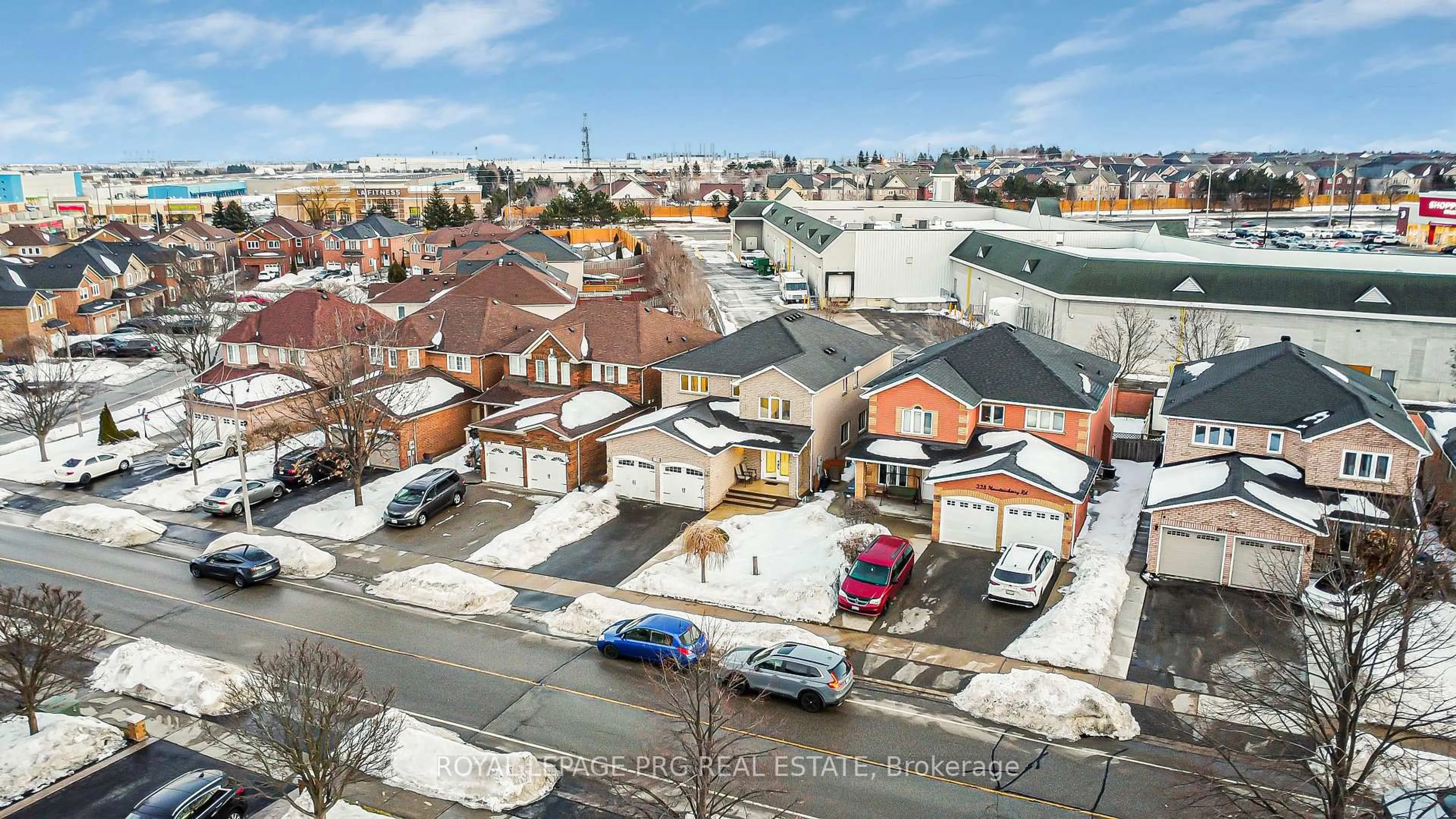 A pic from outside/outdoor area/front of a property/back of a property/a pic from drone, street for 226 Mountainberry Rd, Brampton Ontario L6R 1W3