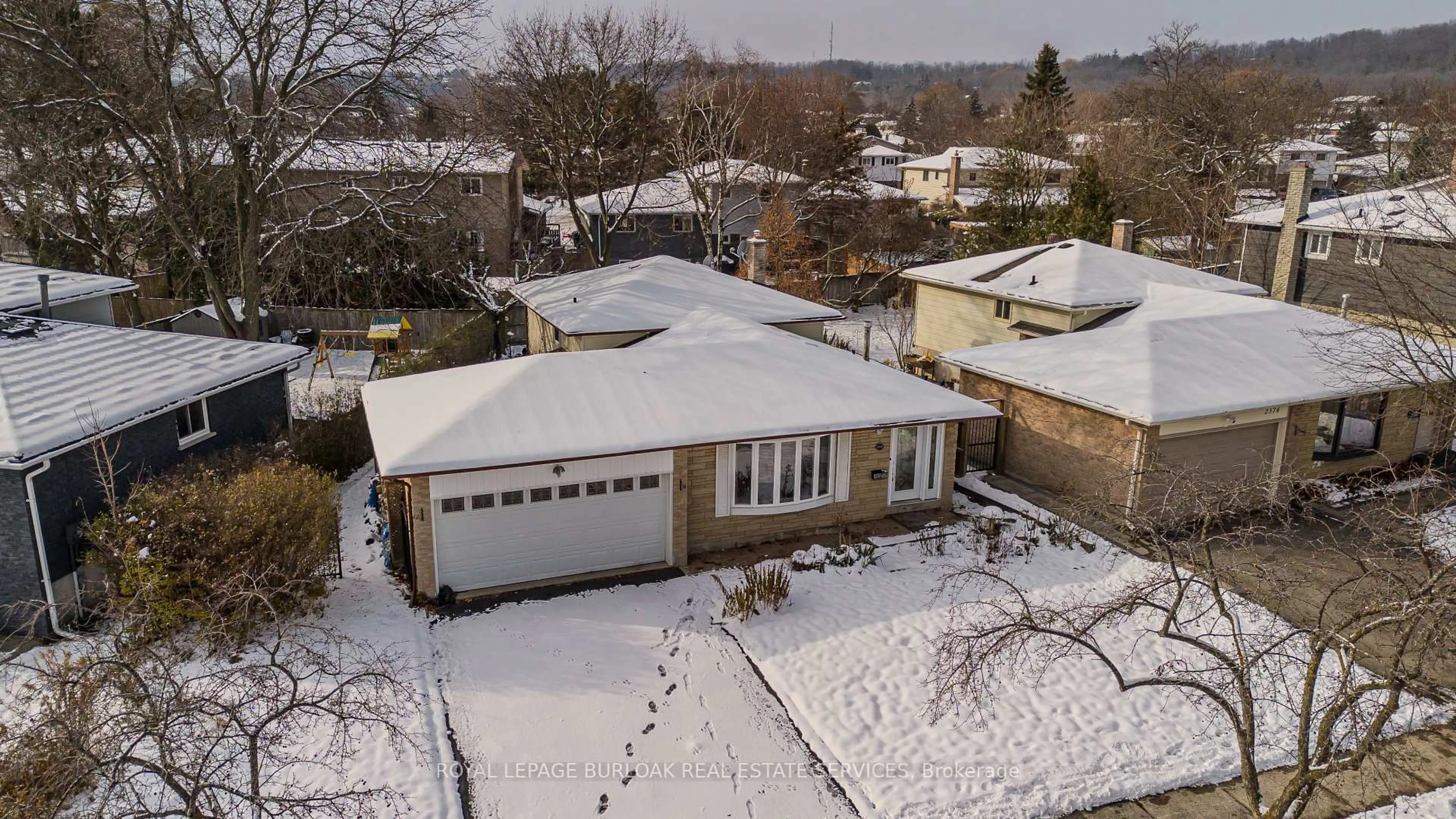 A pic from outside/outdoor area/front of a property/back of a property/a pic from drone, street for 2374 Duncaster Dr, Burlington Ontario L7P 3V6