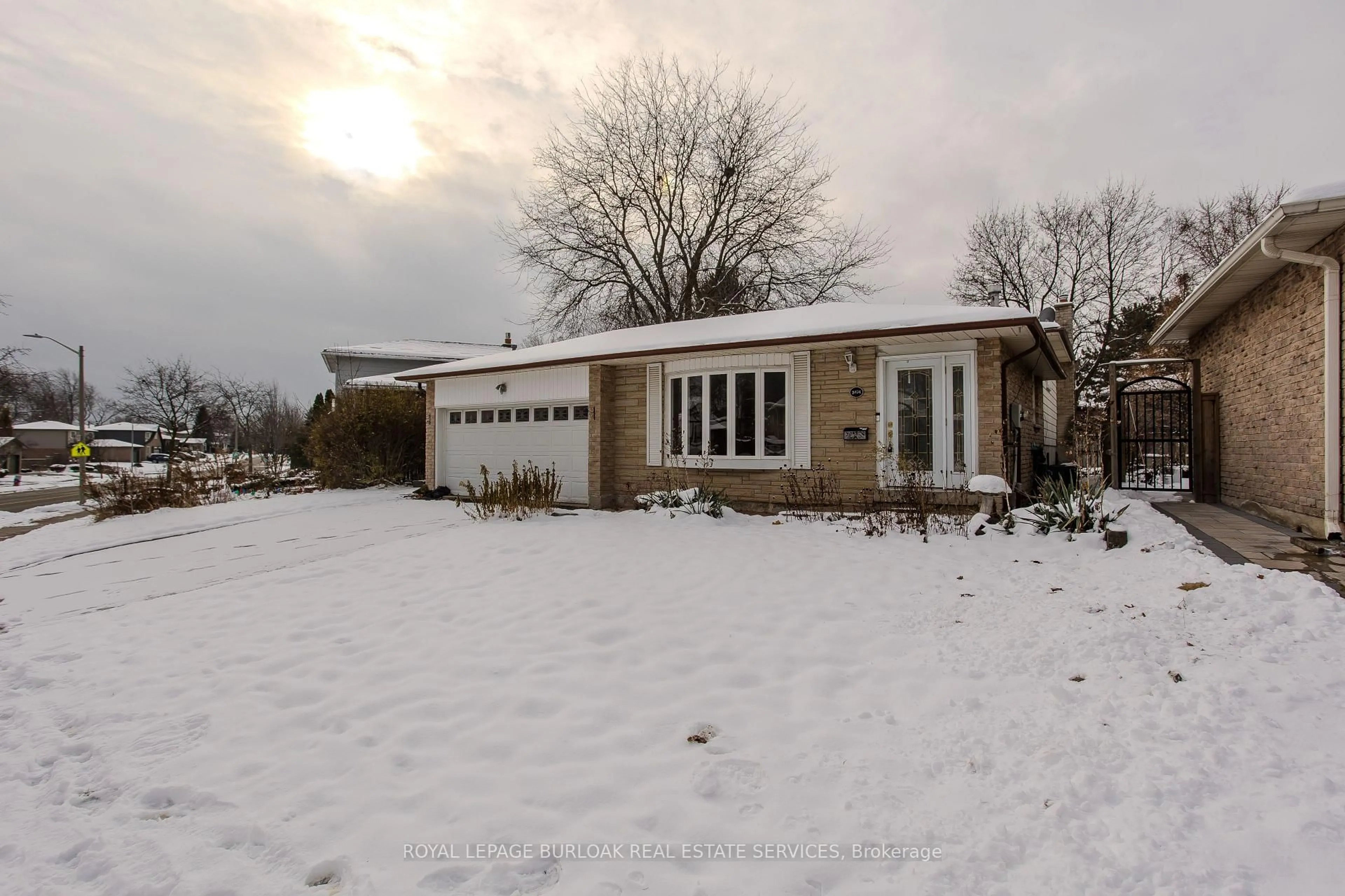 A pic from outside/outdoor area/front of a property/back of a property/a pic from drone, street for 2374 Duncaster Dr, Burlington Ontario L7P 3V6