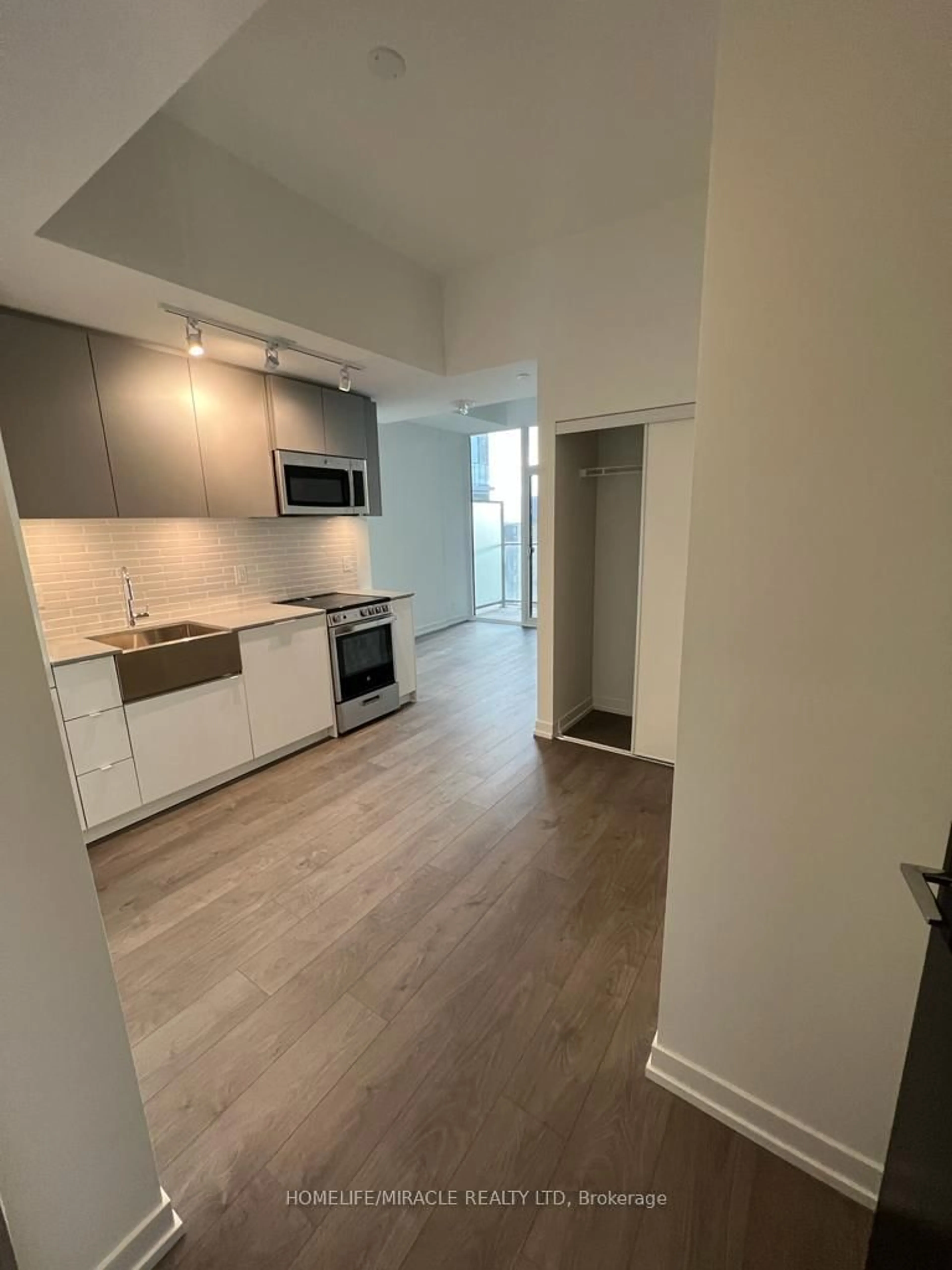 A pic of a room for 270 Dufferin St #914, Toronto Ontario M6K 0H8