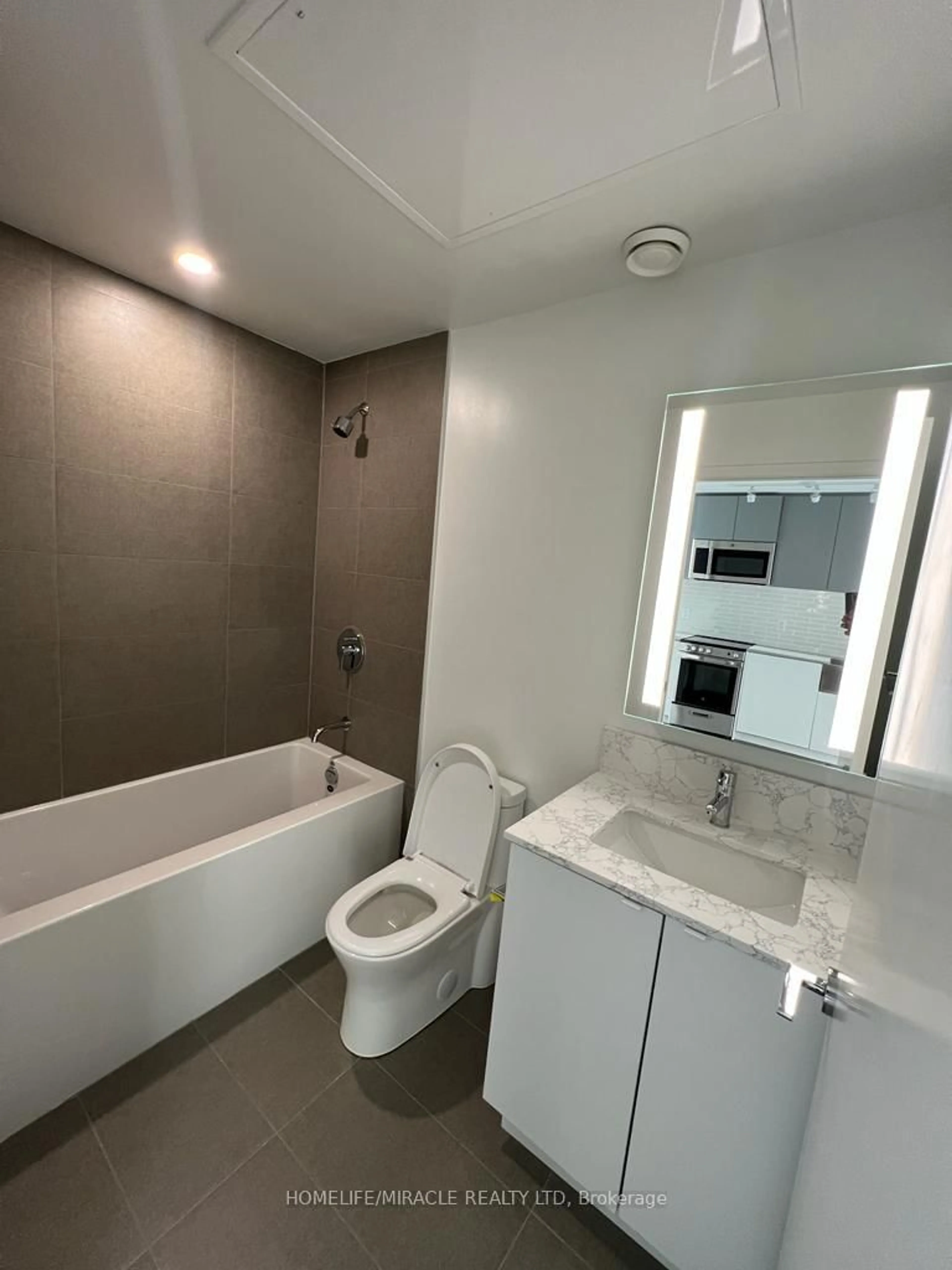 Standard bathroom, ceramic/tile floor for 270 Dufferin St #914, Toronto Ontario M6K 0H8