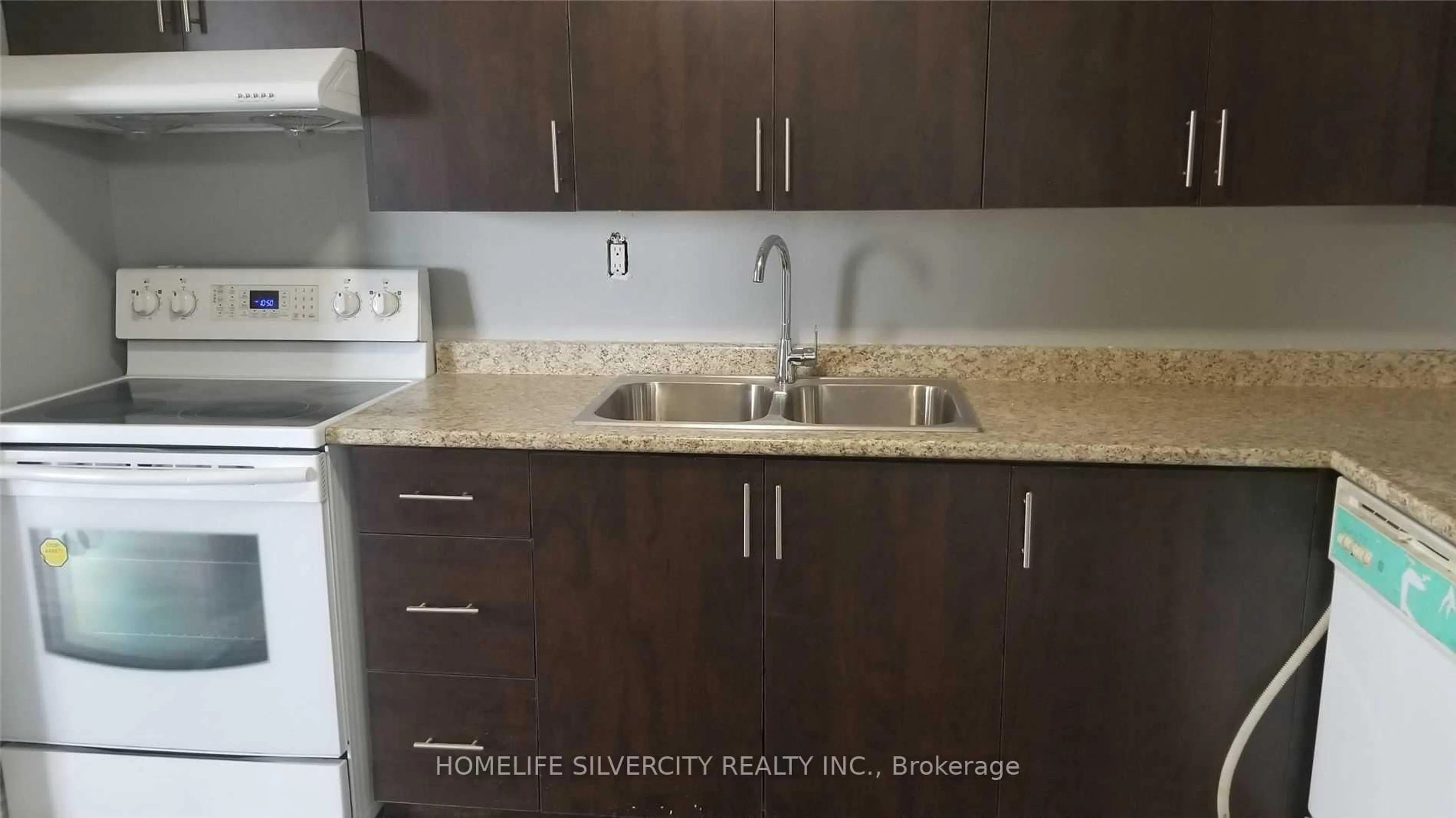 Standard kitchen, ceramic/tile floor for 3577 Derry Rd #611, Mississauga Ontario L4T 1B3