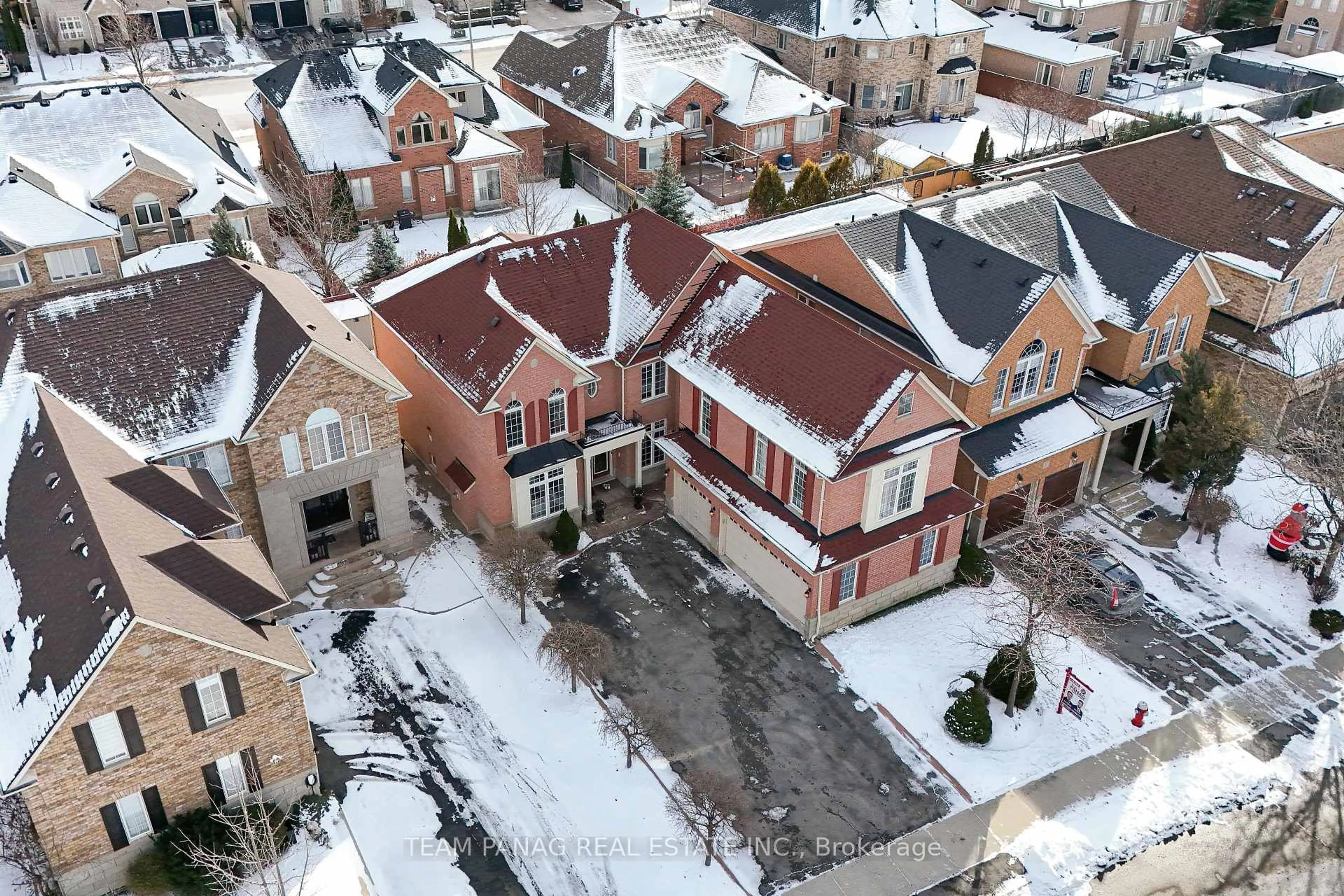 A pic from outside/outdoor area/front of a property/back of a property/a pic from drone, street for 12 Concorde Dr, Brampton Ontario L6P 1V6