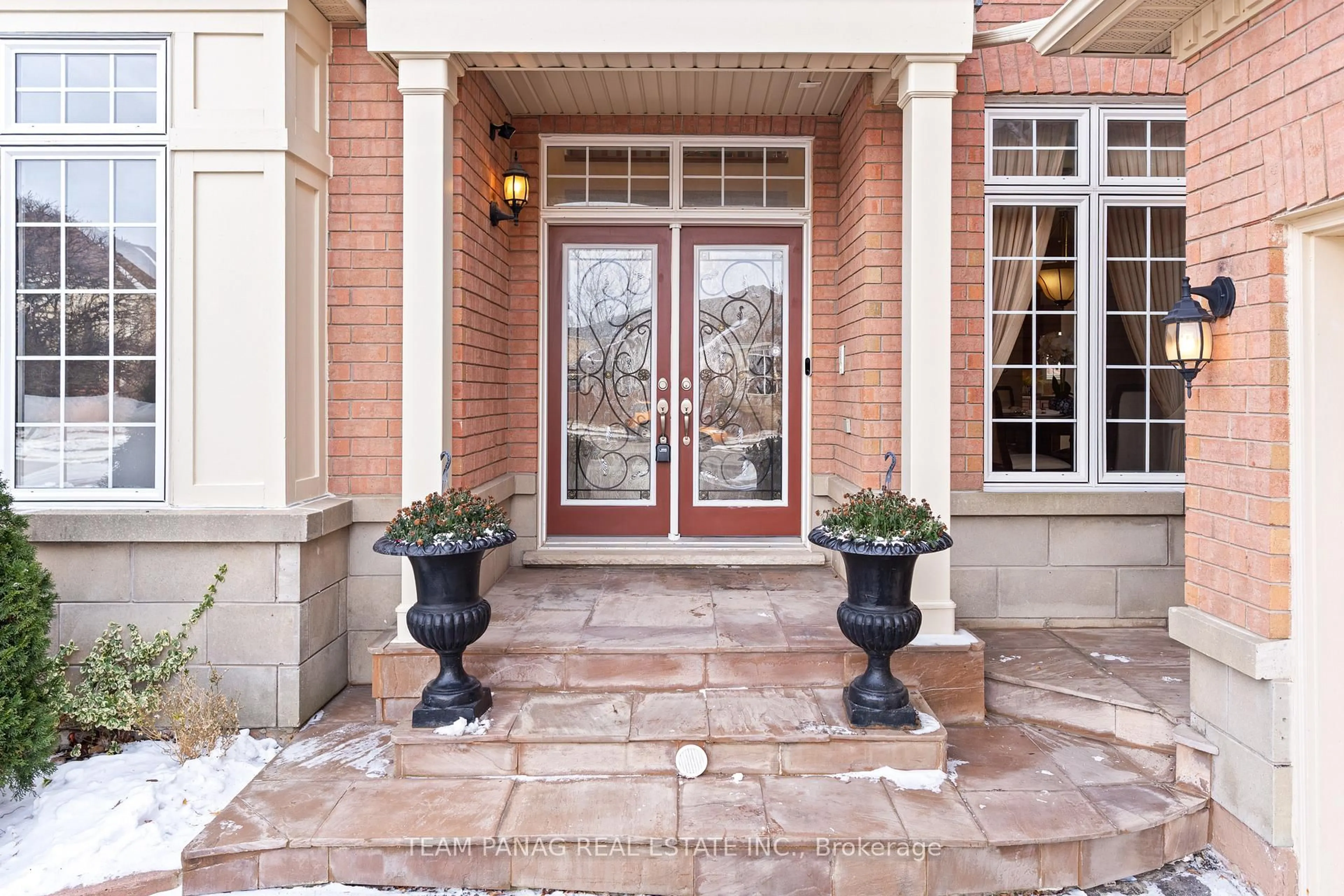 Indoor entryway for 12 Concorde Dr, Brampton Ontario L6P 1V6