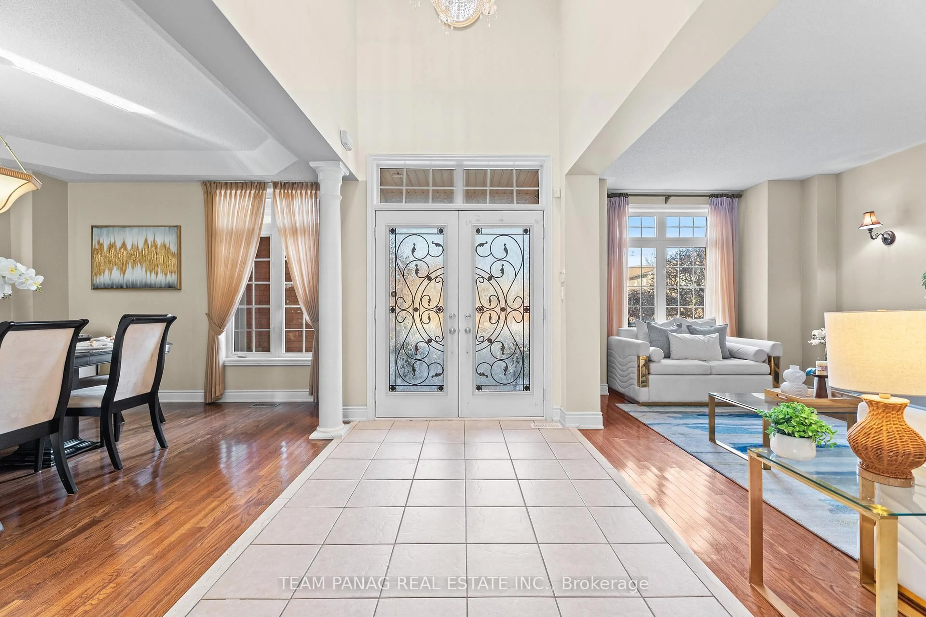 Indoor entryway for 12 Concorde Dr, Brampton Ontario L6P 1V6