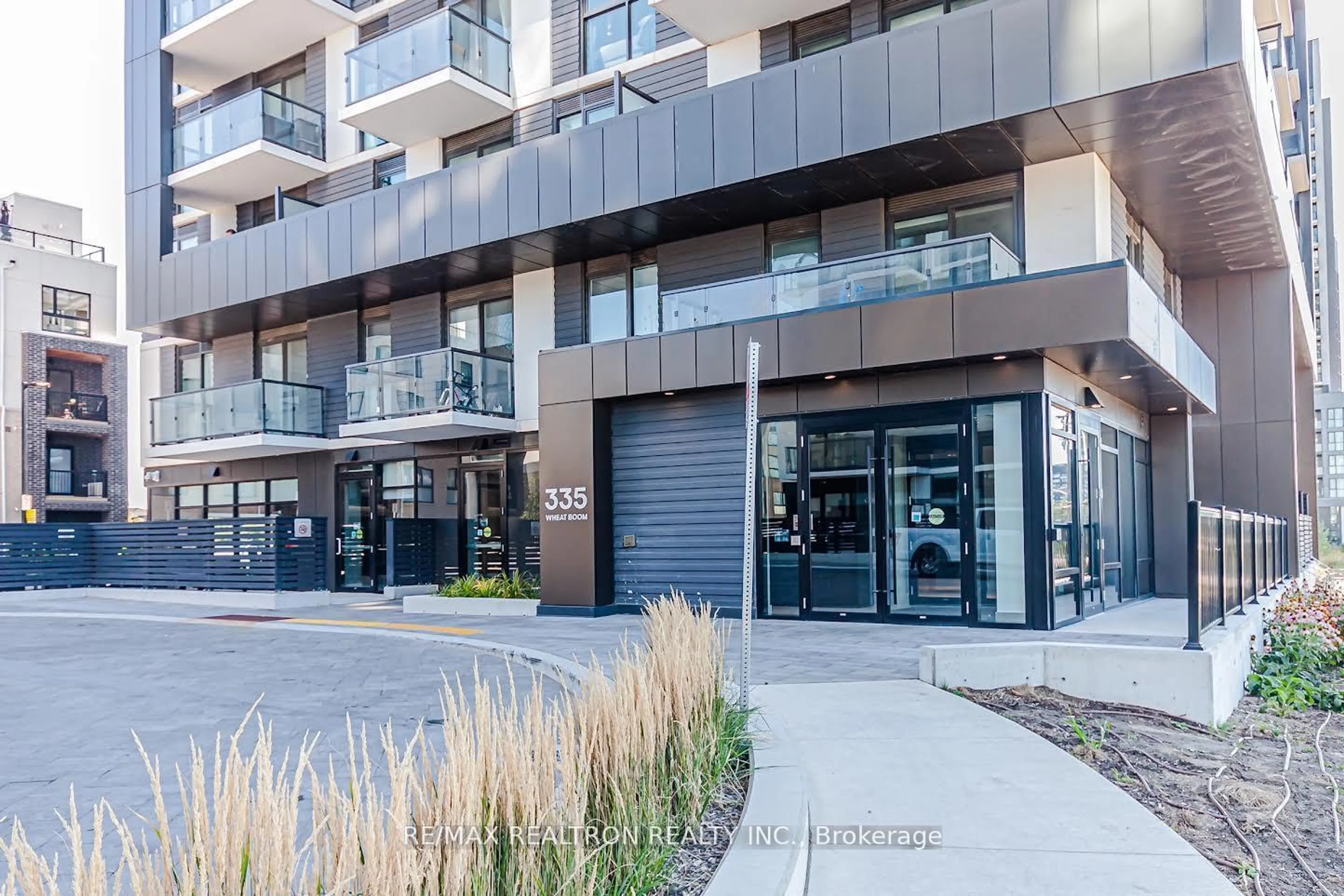 Indoor foyer for 335 Wheat Boom Dr #801, Oakville Ontario L6H 7Y1