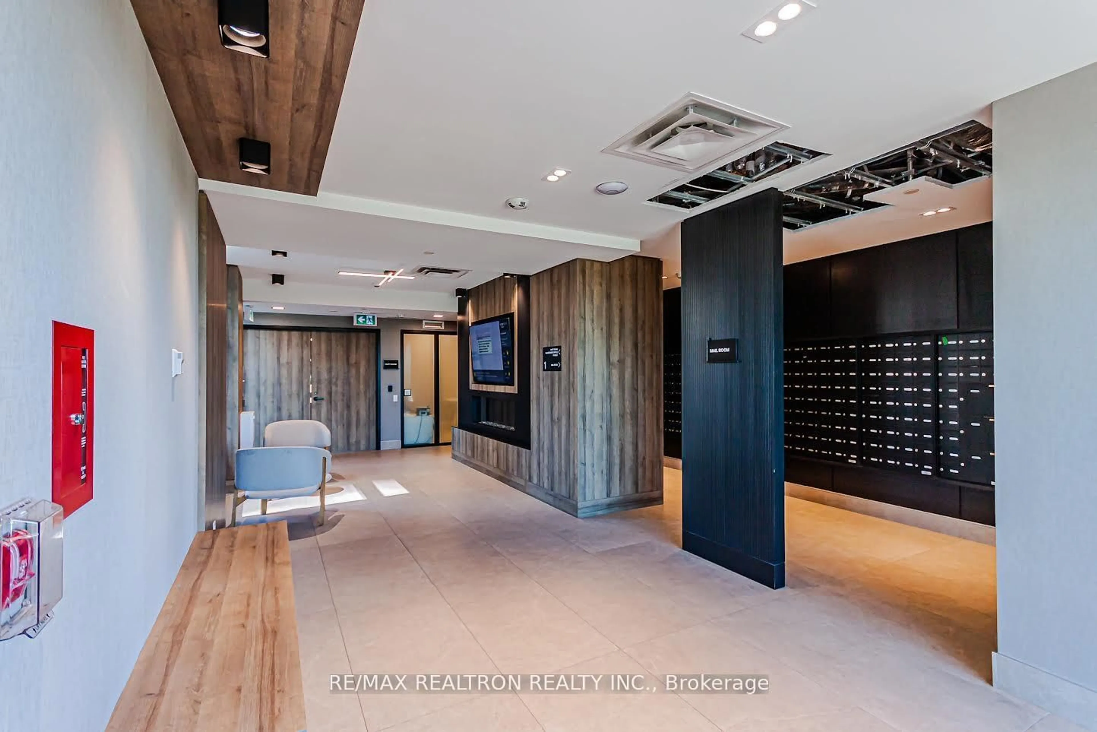 Indoor foyer for 335 Wheat Boom Dr #801, Oakville Ontario L6H 7Y1